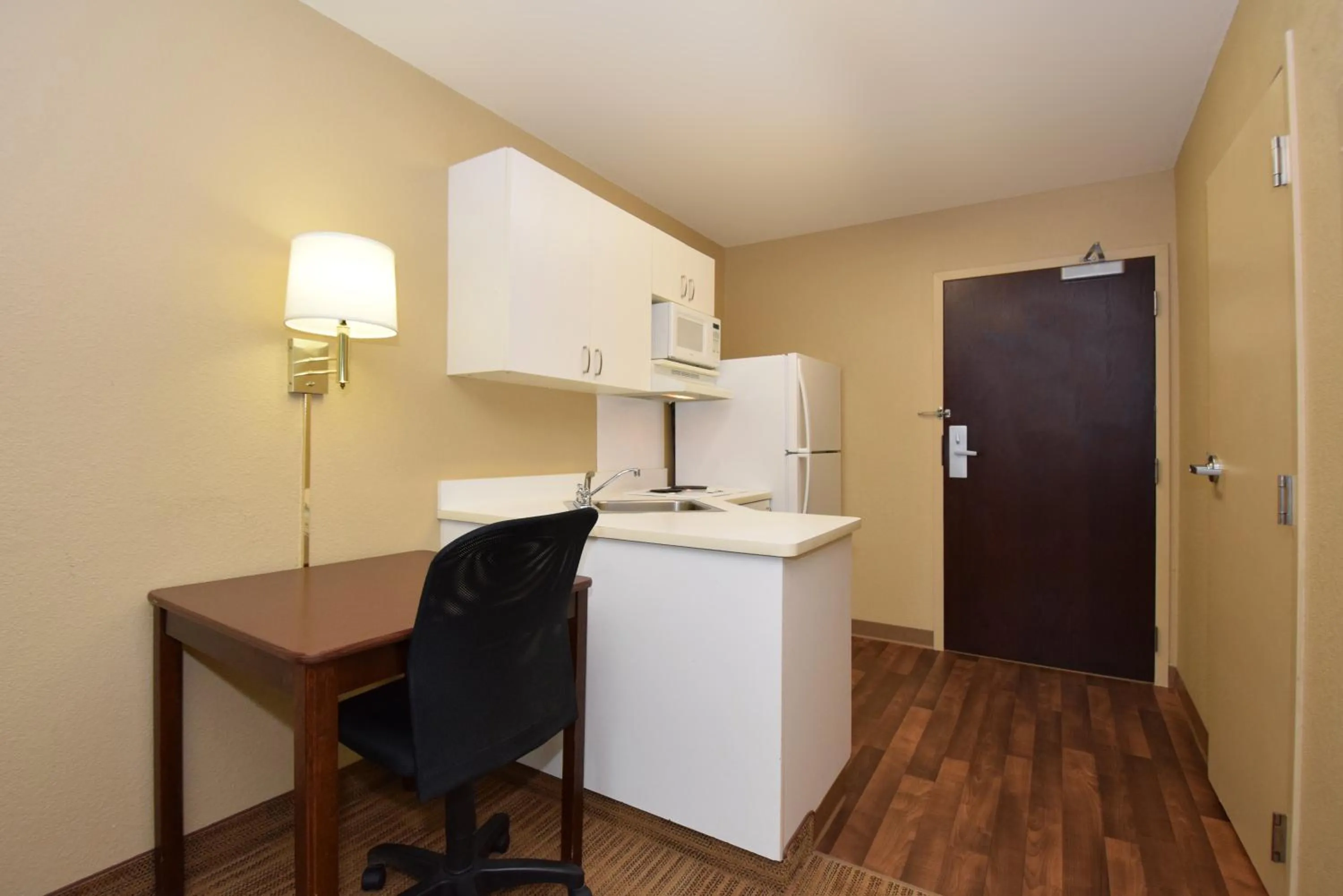 Kitchen or kitchenette in Extended Stay America Select Suites - Orlando - Maitland - 1760 Pembrook Dr