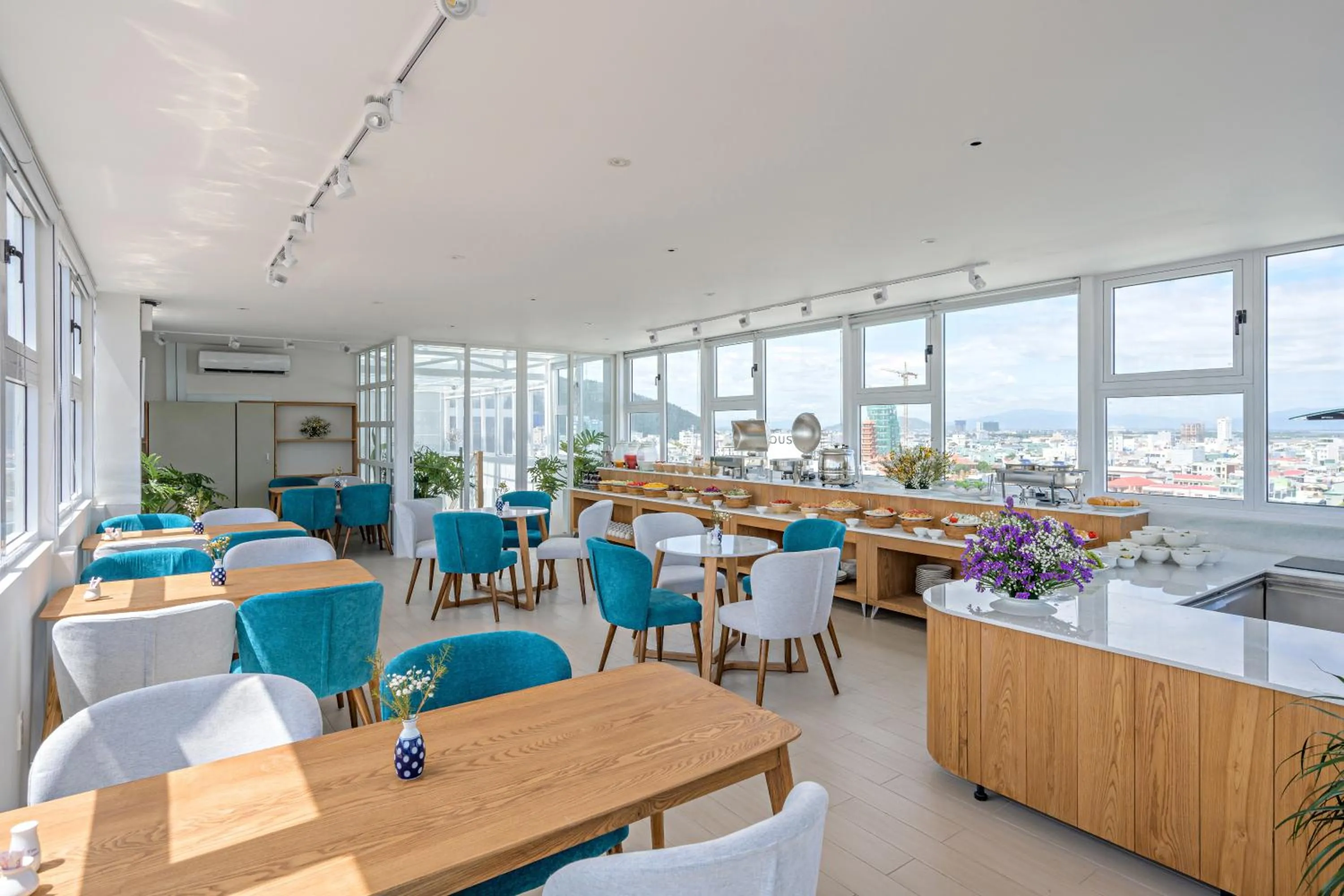 Restaurant/places to eat in Delight Hotel