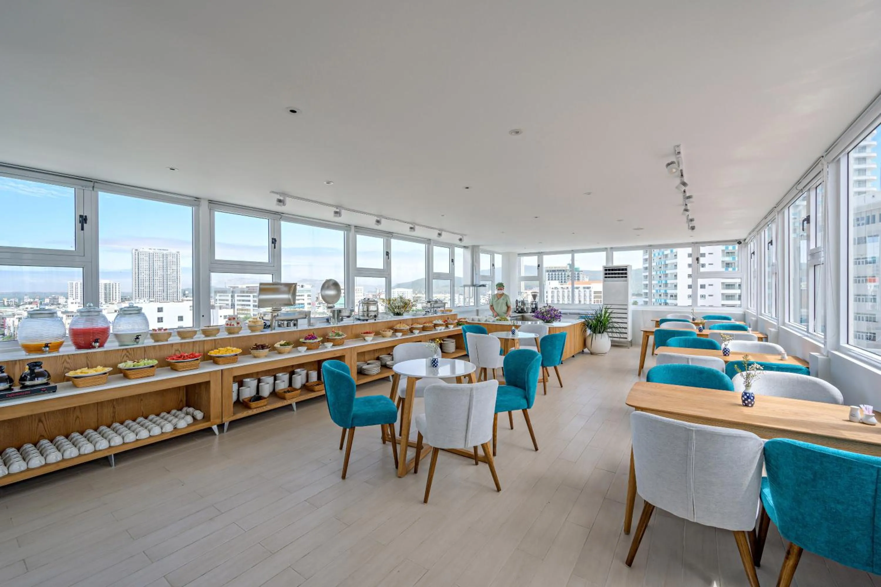 Restaurant/places to eat in Delight Hotel