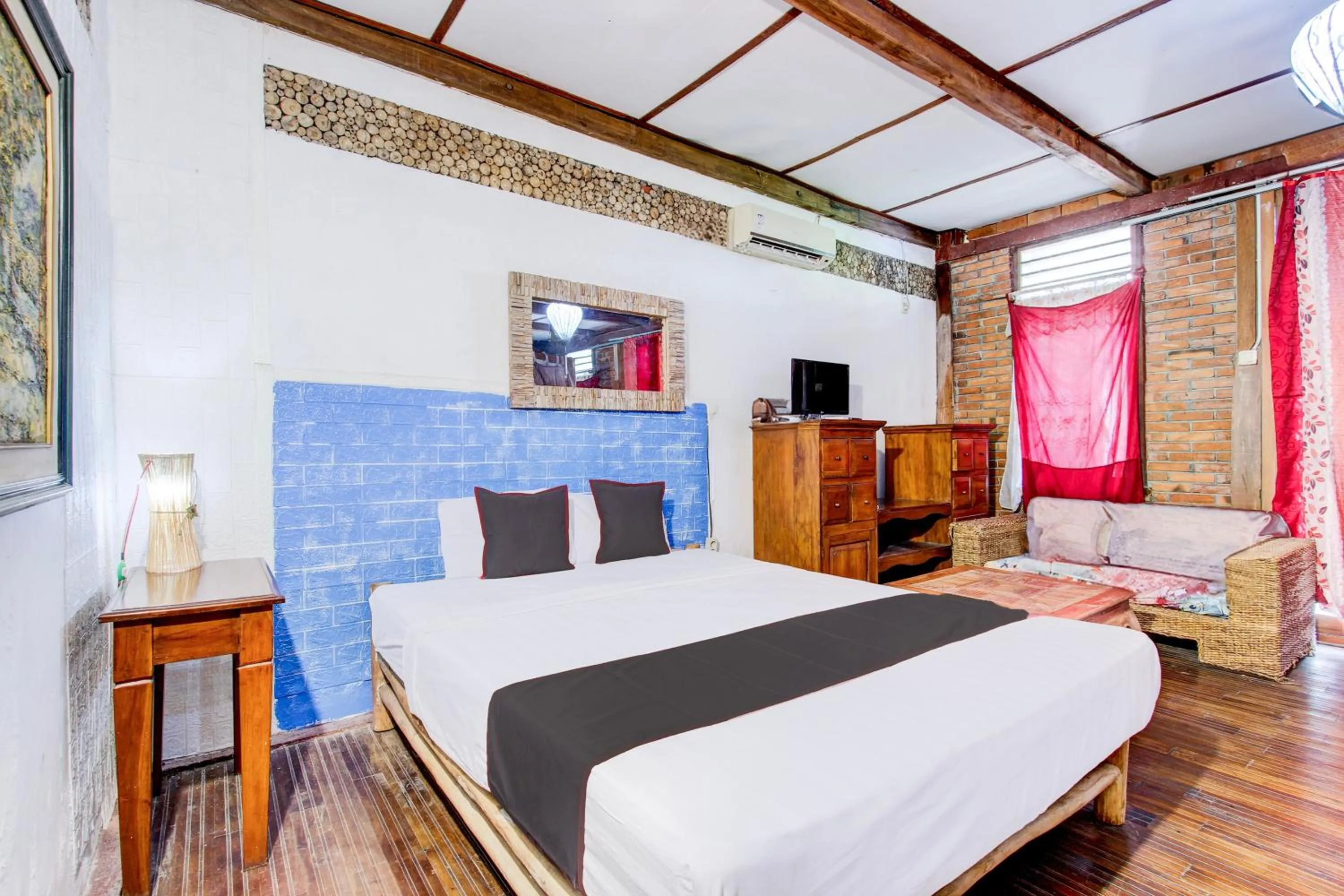 Bedroom, Bed in Hotel O Chez Laelik Guesthouse