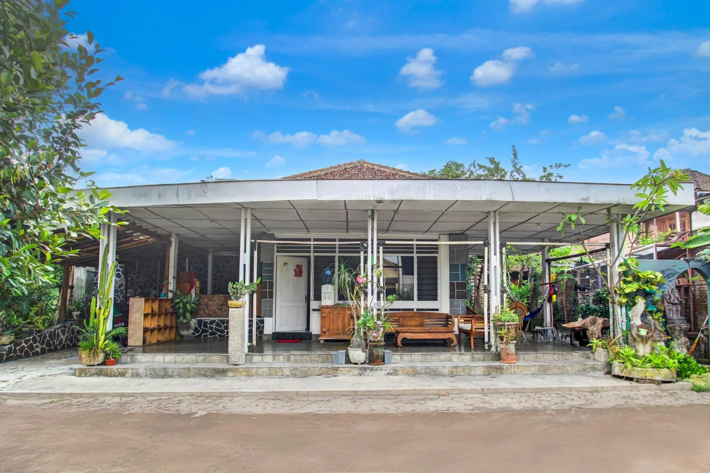 Facade/entrance in Hotel O Chez Laelik Guesthouse