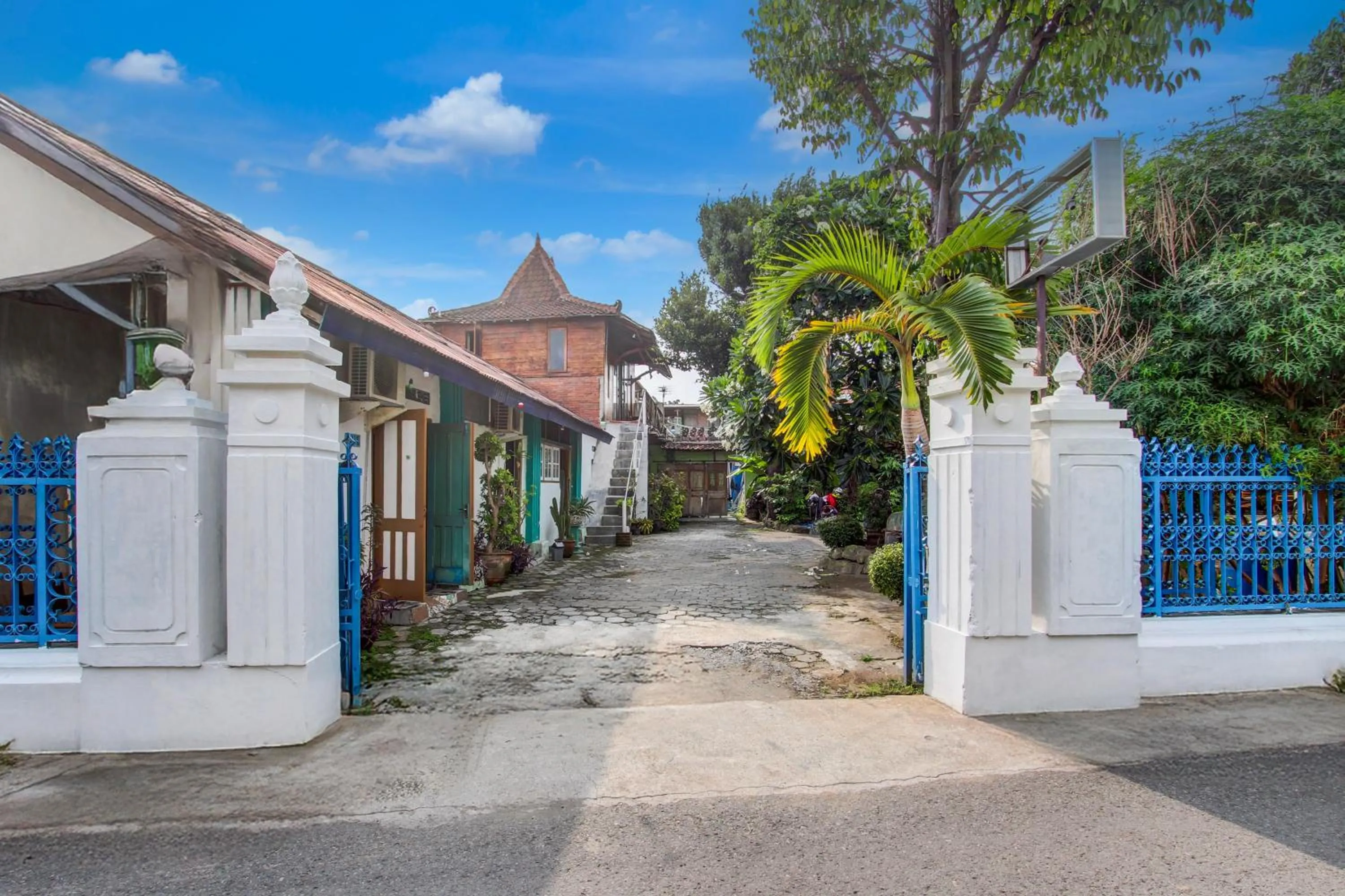 Facade/entrance in Hotel O Chez Laelik Guesthouse