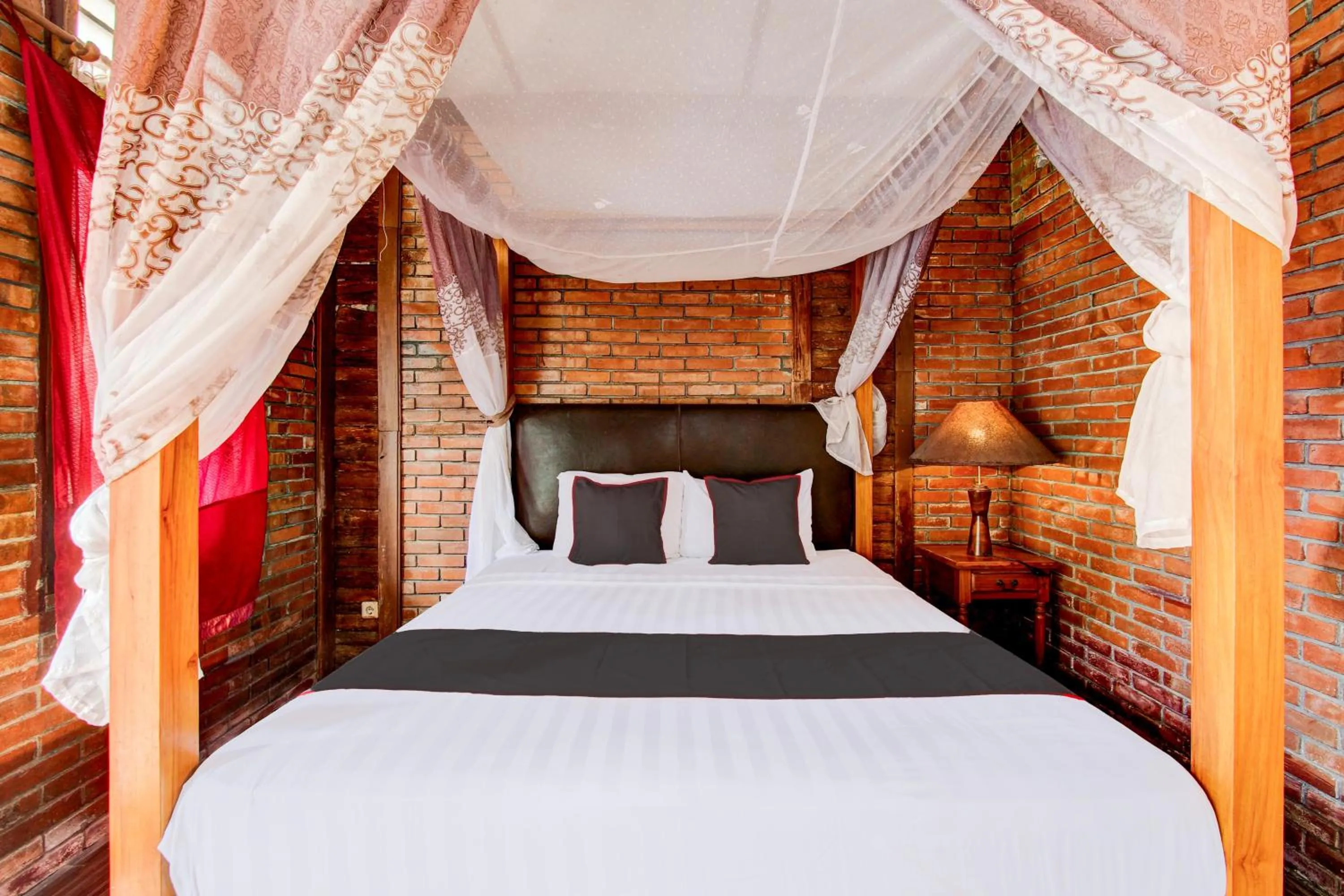 Bedroom, Bed in Hotel O Chez Laelik Guesthouse