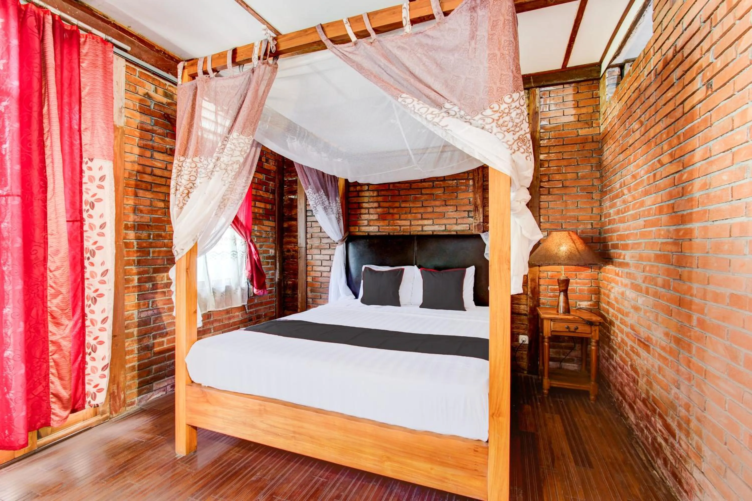 Bedroom, Bed in Hotel O Chez Laelik Guesthouse