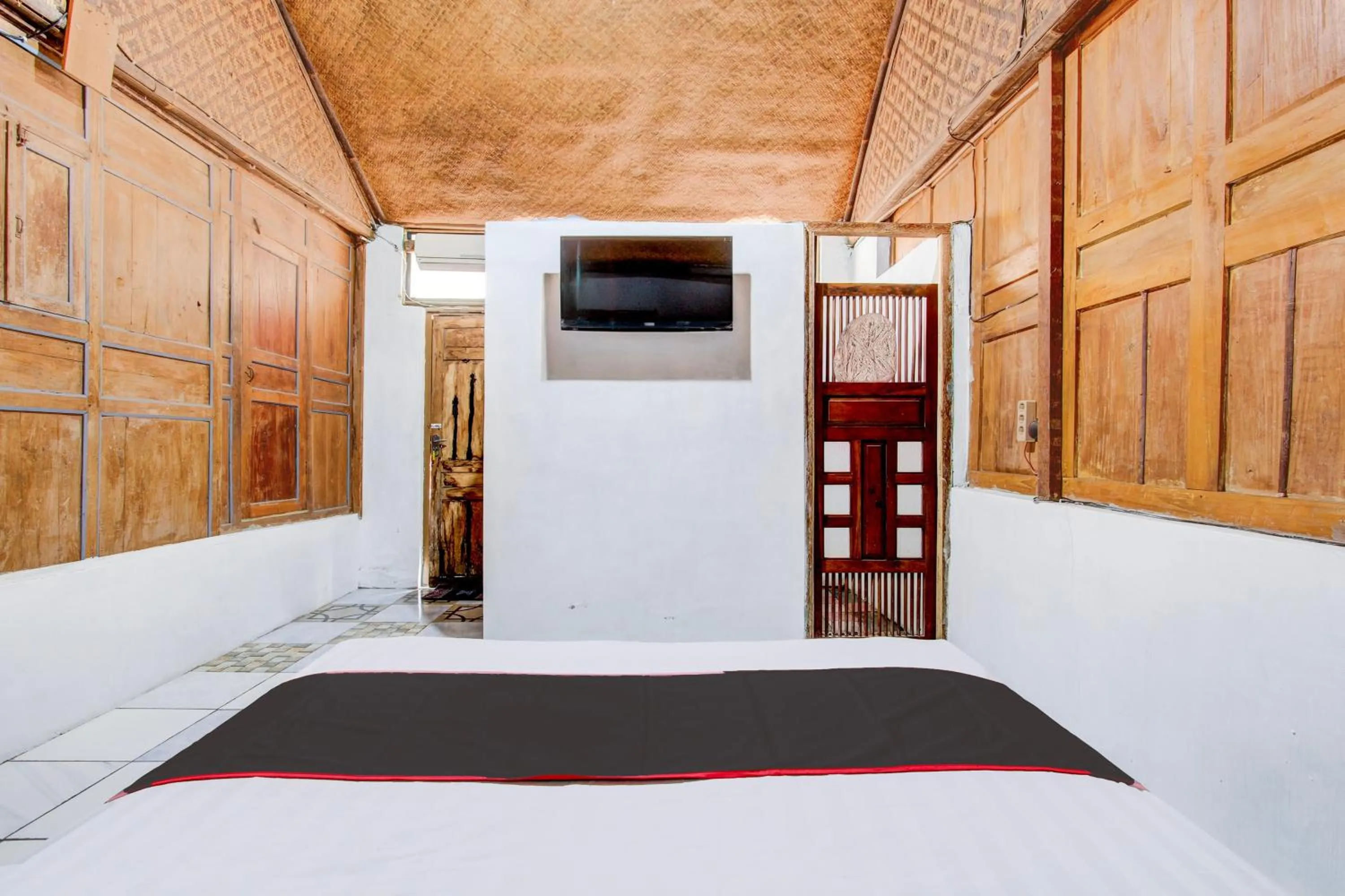 Bedroom, Bed in Hotel O Chez Laelik Guesthouse