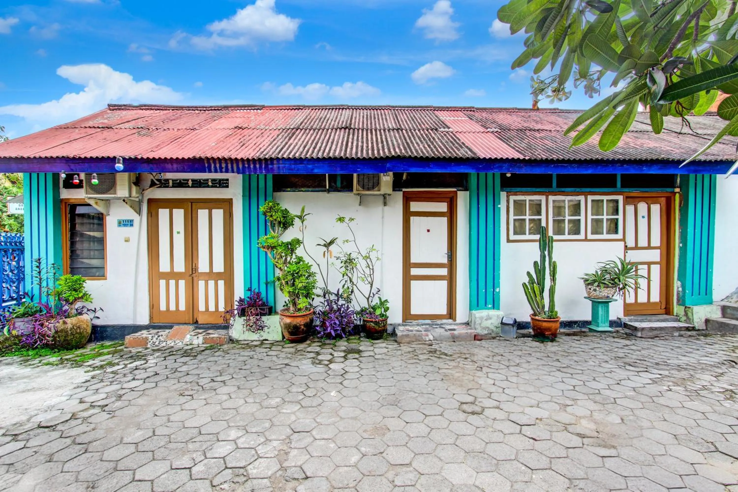 Facade/entrance in Hotel O Chez Laelik Guesthouse