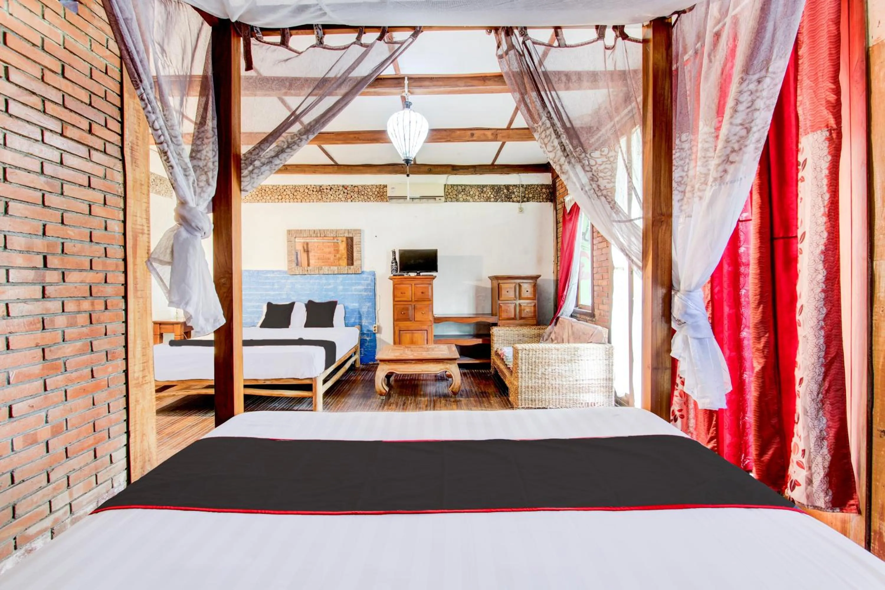 Bedroom, Bed in Hotel O Chez Laelik Guesthouse