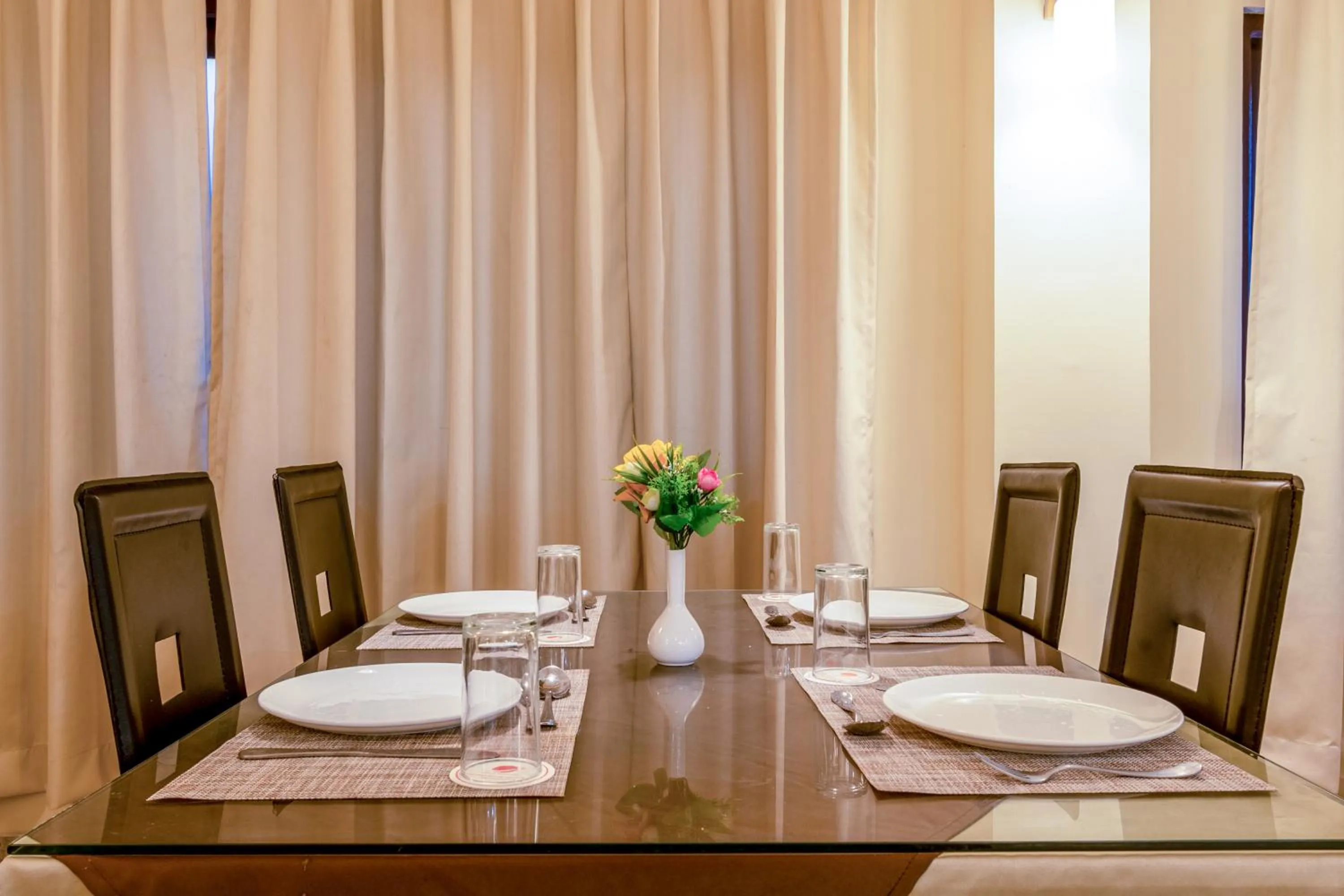 Restaurant/places to eat in Magellan's The Golden Bridge