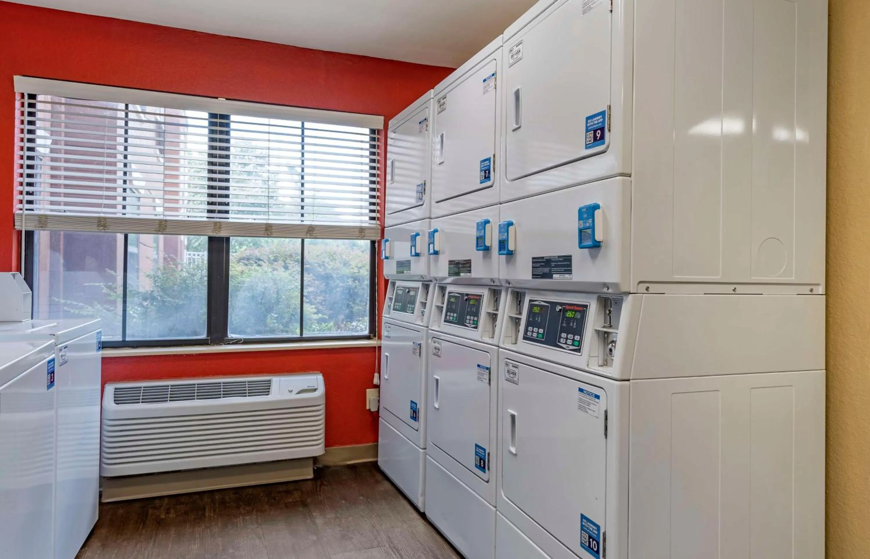 Property building in Extended Stay America Suites - Orlando - Maitland - 1776 Pembrook Dr