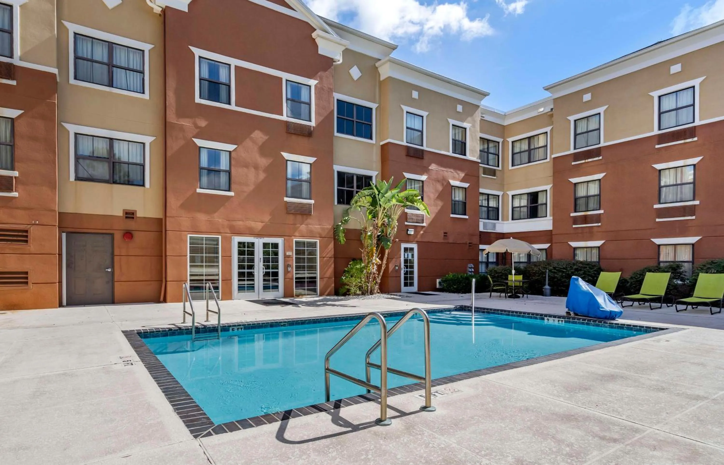 Pool view in Extended Stay America Suites - Orlando - Maitland - 1776 Pembrook Dr