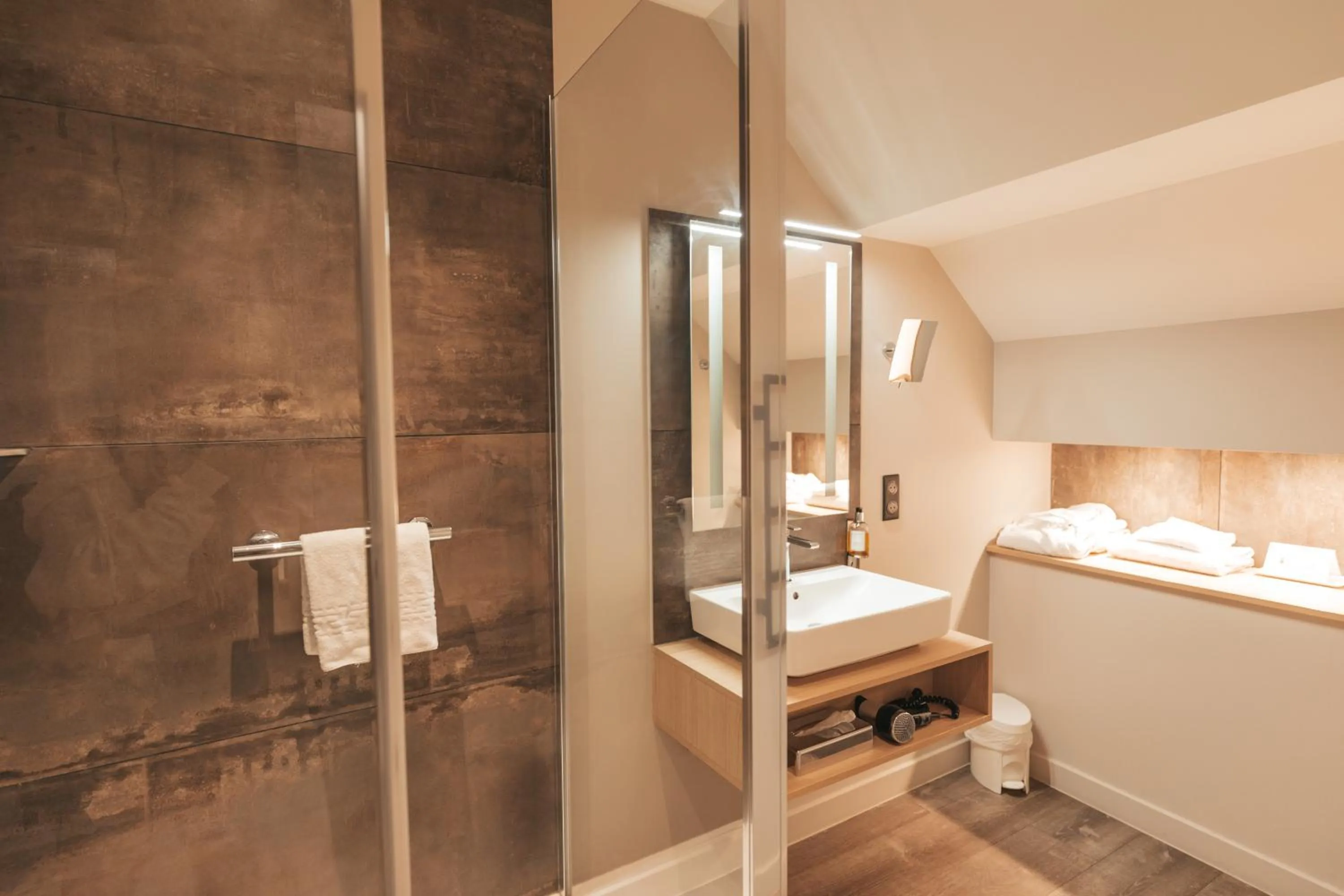 Shower in Le Dracy Hôtel et Spa