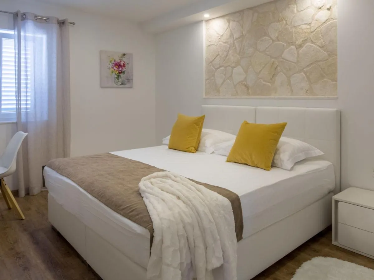 Bed in Apartment Villa Franko Maris