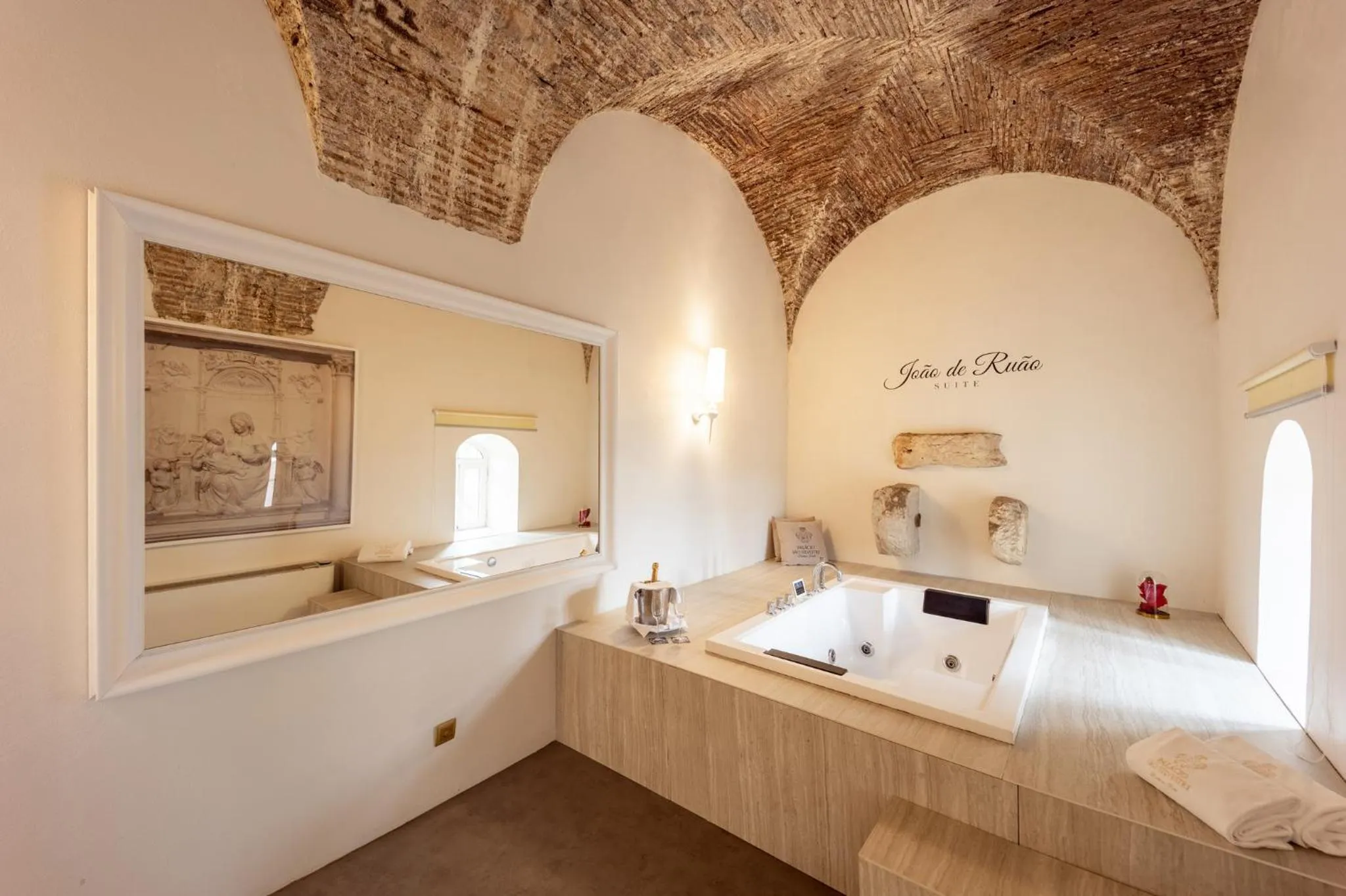 Decorative detail, Bed in Palacio São Silvestre-Boutique Hotel