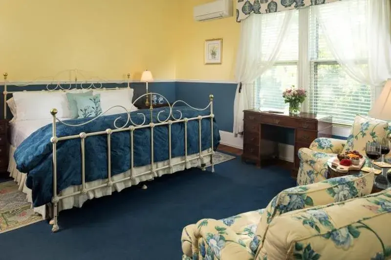 Deluxe King Room in Albemarle Inn - Asheville Deluxe King Room in Albemarle Inn - Asheville