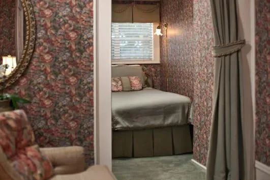 Bed in Albemarle Inn - Asheville