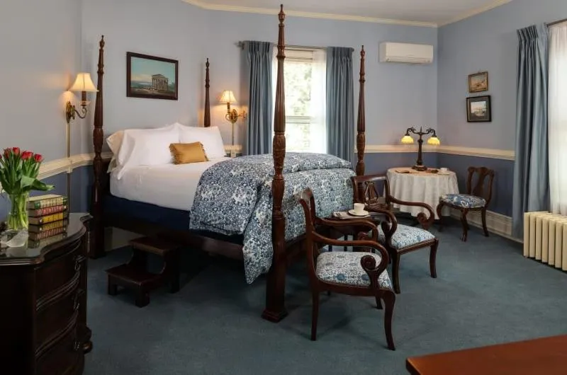 Bed in Albemarle Inn - Asheville