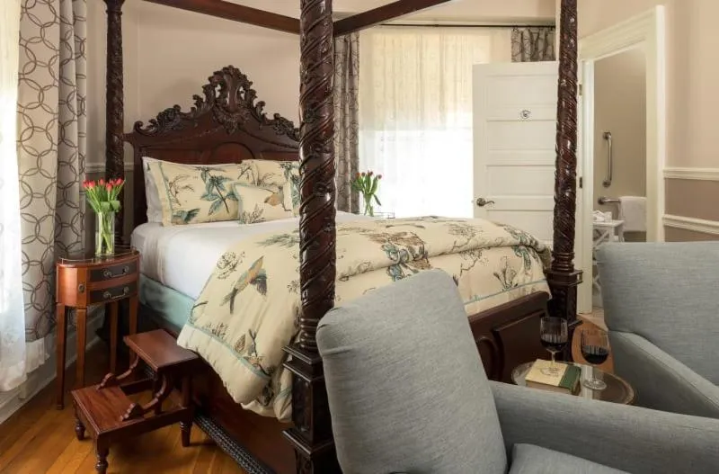 Bed in Albemarle Inn - Asheville