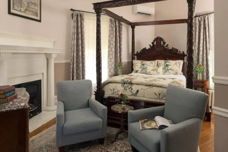 Bed in Albemarle Inn - Asheville