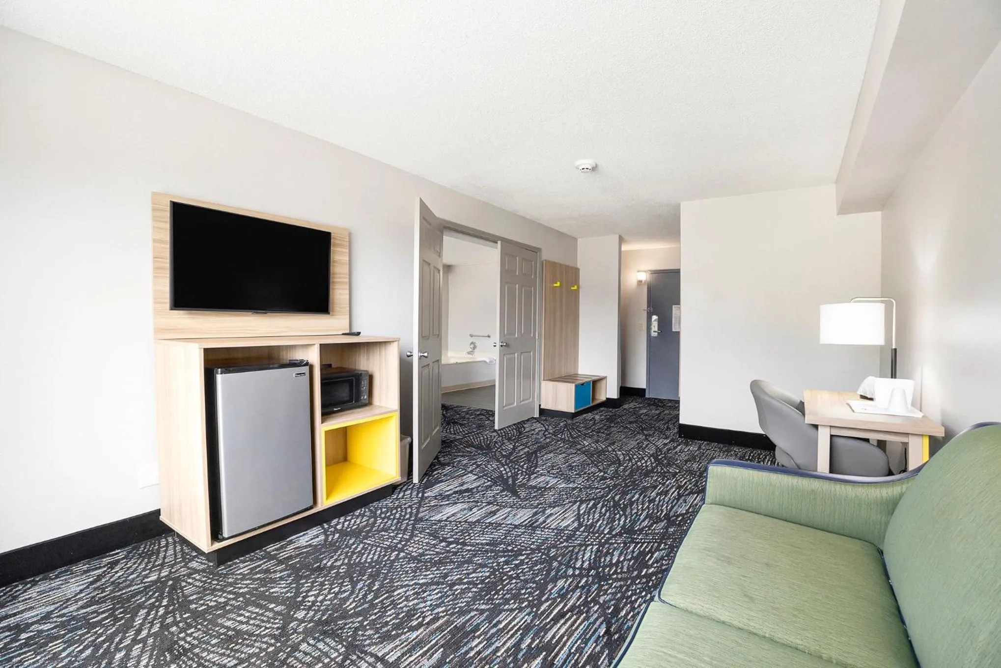 Days Inn & Suites by Wyndham Norton Shores Muskegon