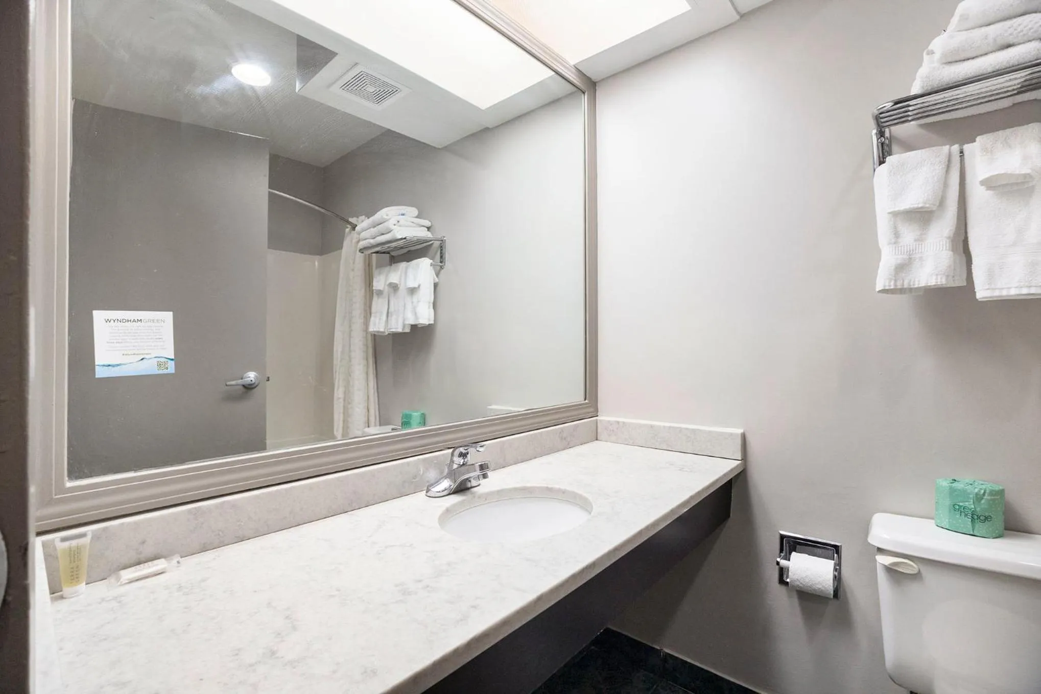 Days Inn & Suites by Wyndham Norton Shores Muskegon