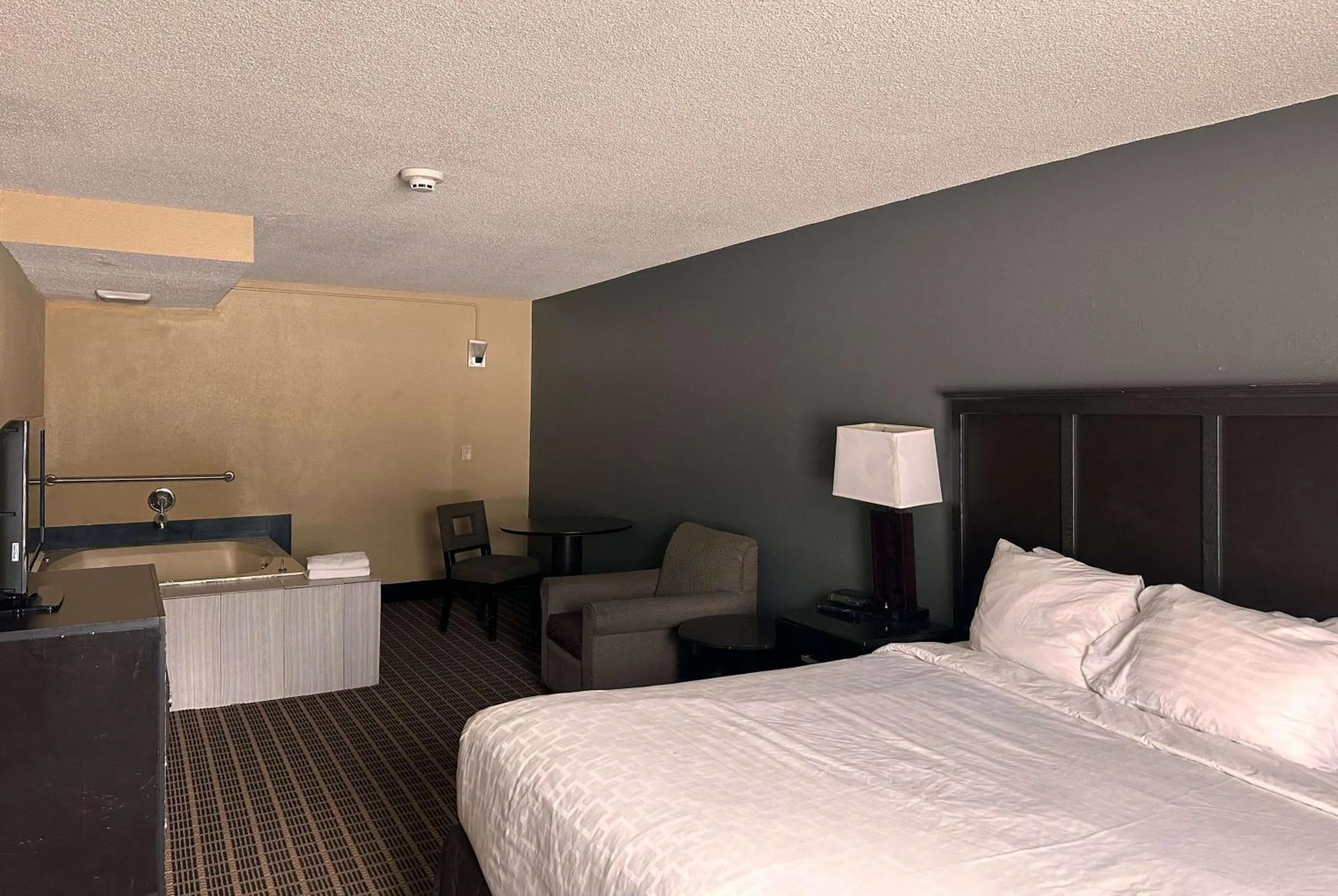 Photo of the whole room, Bed in Clarion Inn & Suites