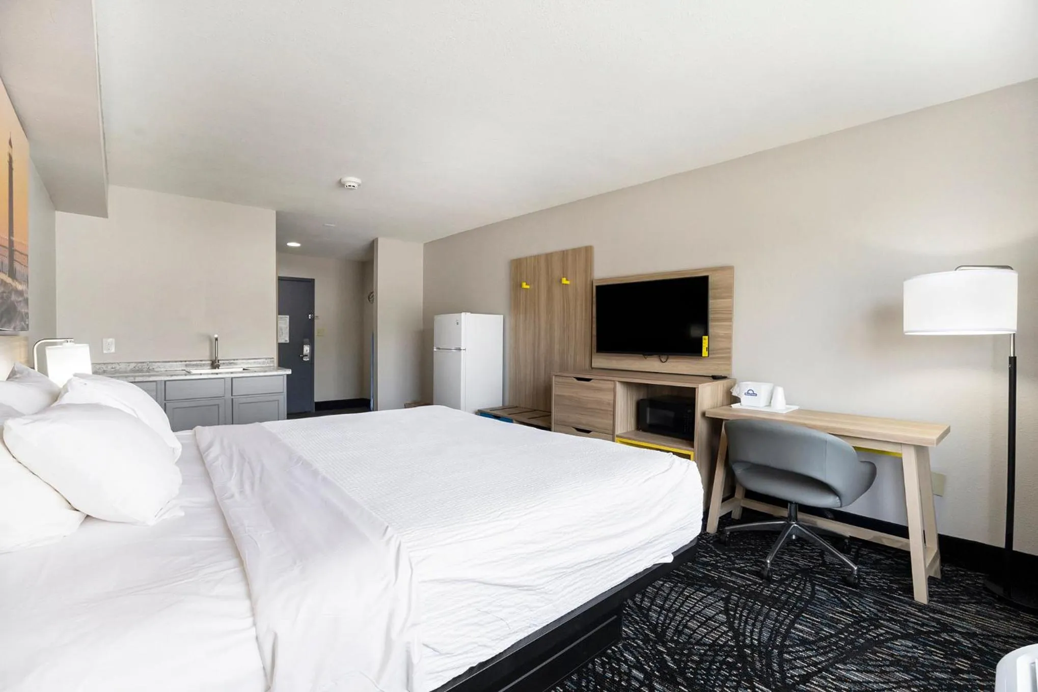 Bed in Days Inn & Suites by Wyndham Norton Shores Muskegon