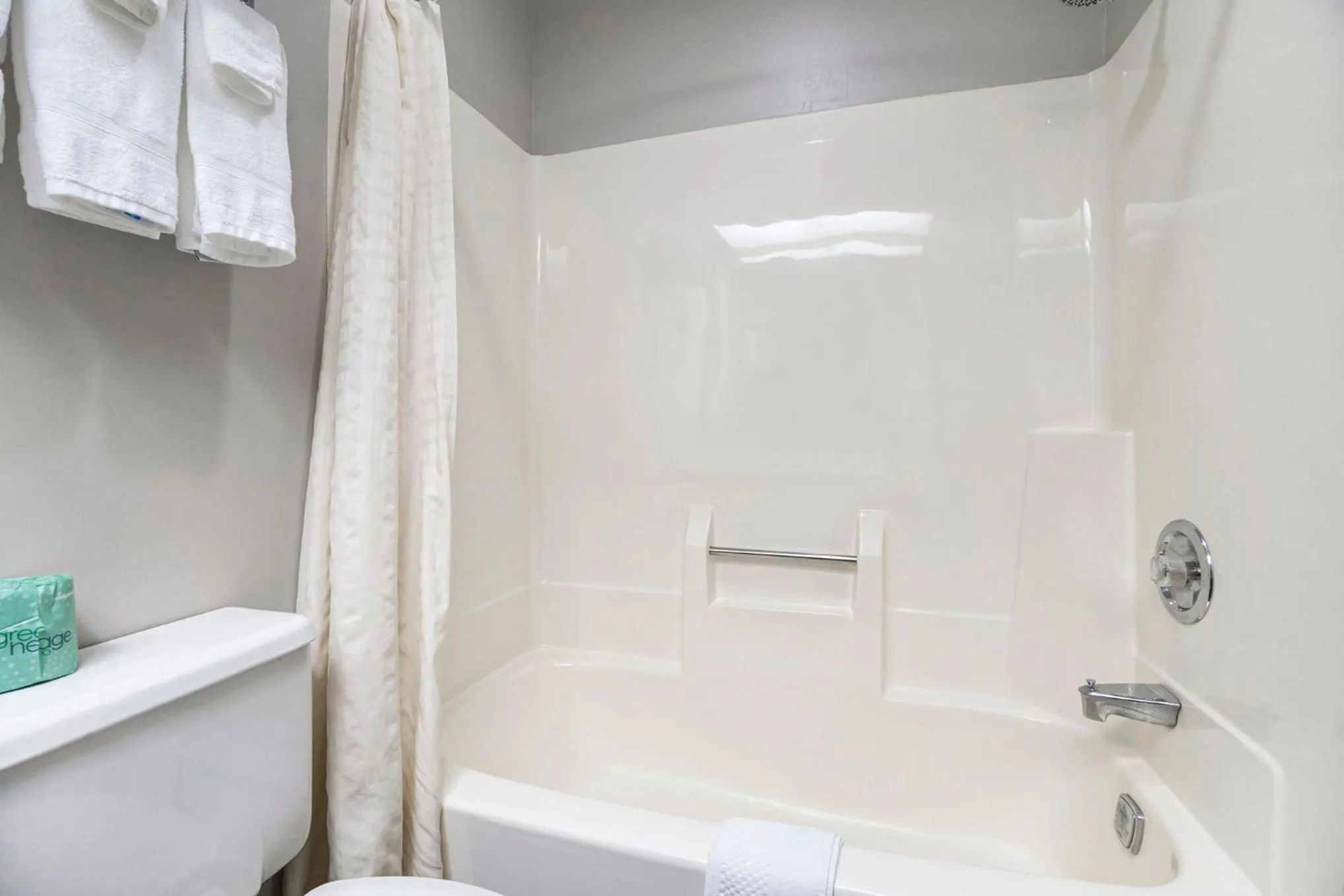 Days Inn & Suites by Wyndham Norton Shores Muskegon