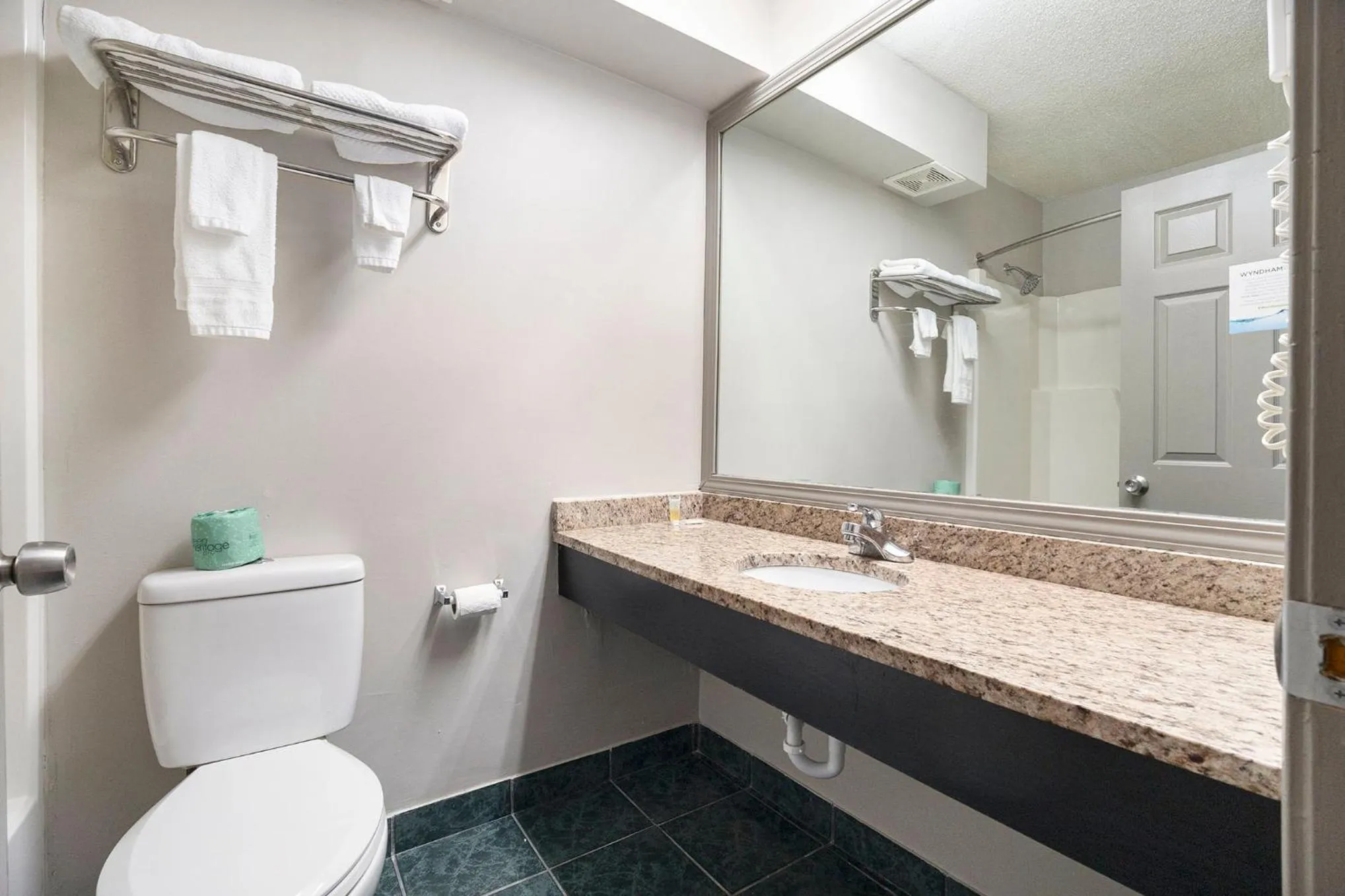 Days Inn & Suites by Wyndham Norton Shores Muskegon