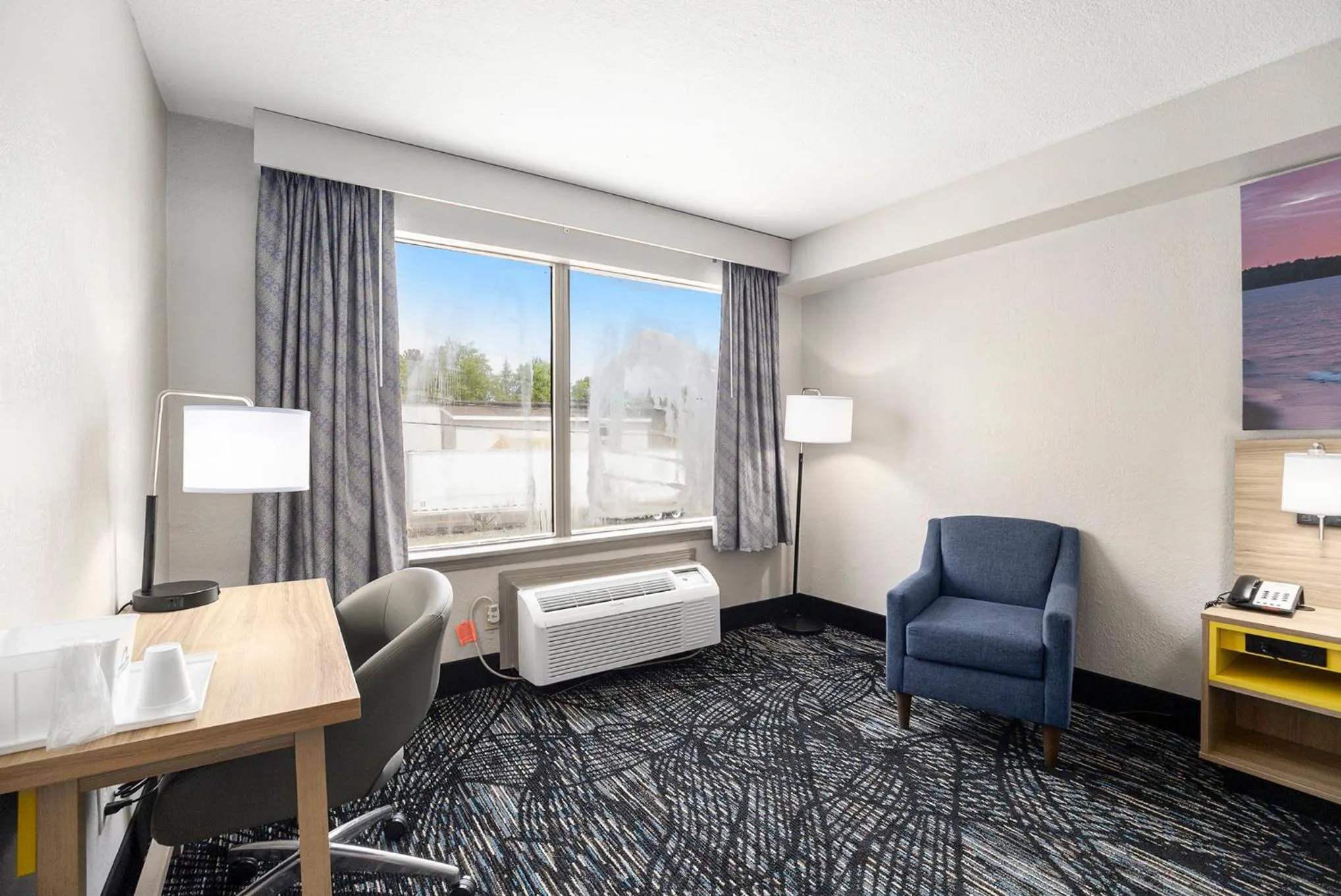 Days Inn & Suites by Wyndham Norton Shores Muskegon