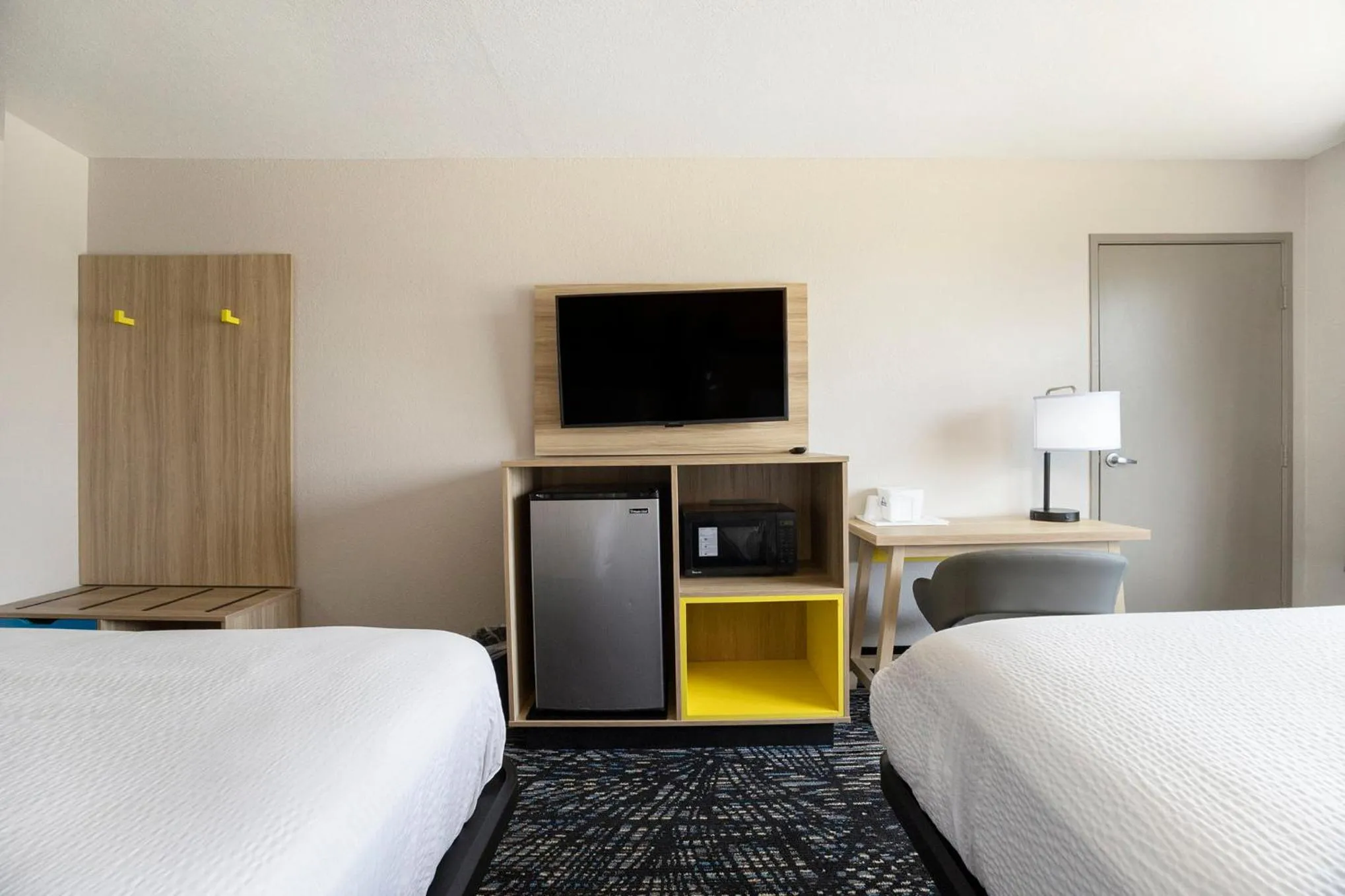 Bed in Days Inn & Suites by Wyndham Norton Shores Muskegon