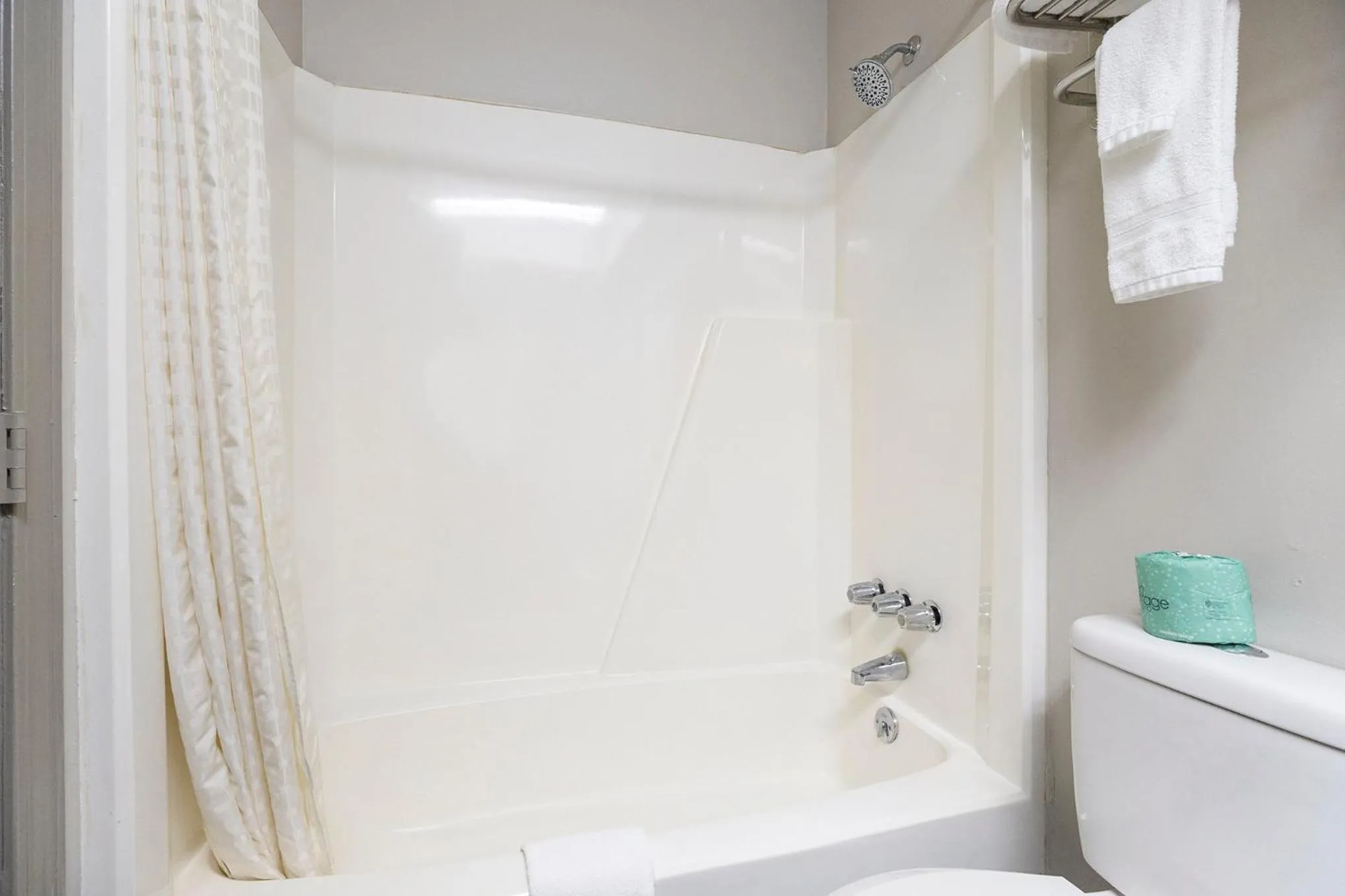 Days Inn & Suites by Wyndham Norton Shores Muskegon