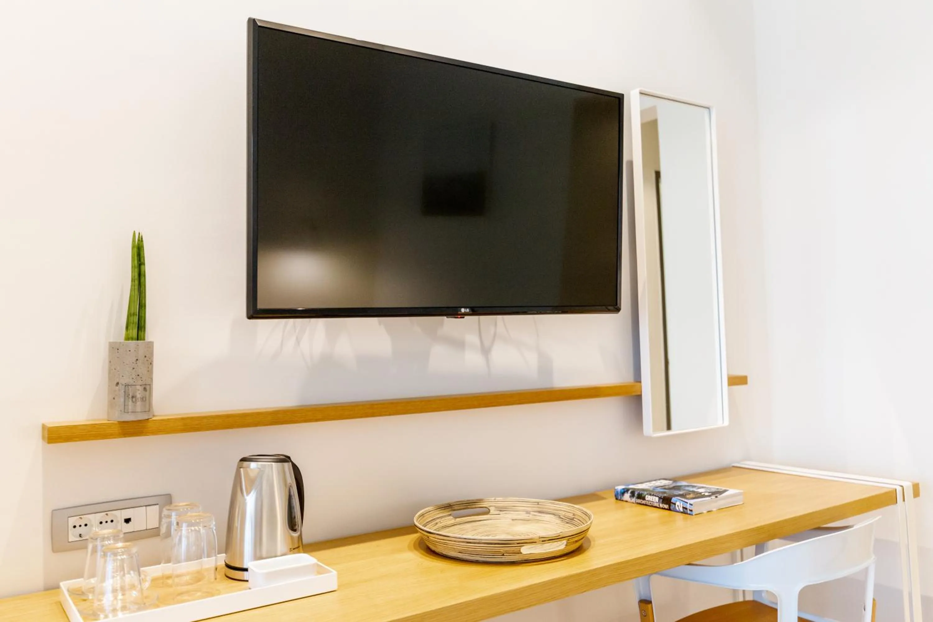 TV and multimedia in Messinian Icon Hotel & Suites