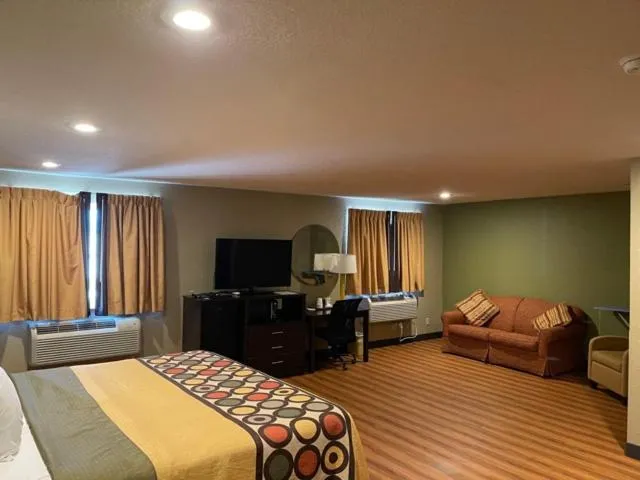 Bedroom, Bed in Super 8 by Wyndham Joplin