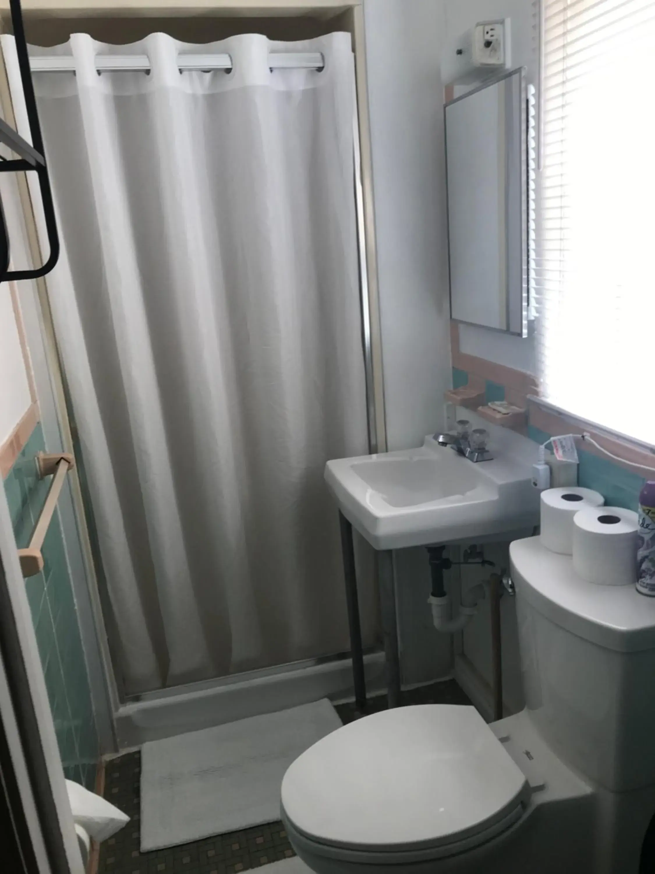 Budget Double or Twin Room - single occupancy in Evergreen Motel Budget Double or Twin Room - single occupancy in Evergreen Motel