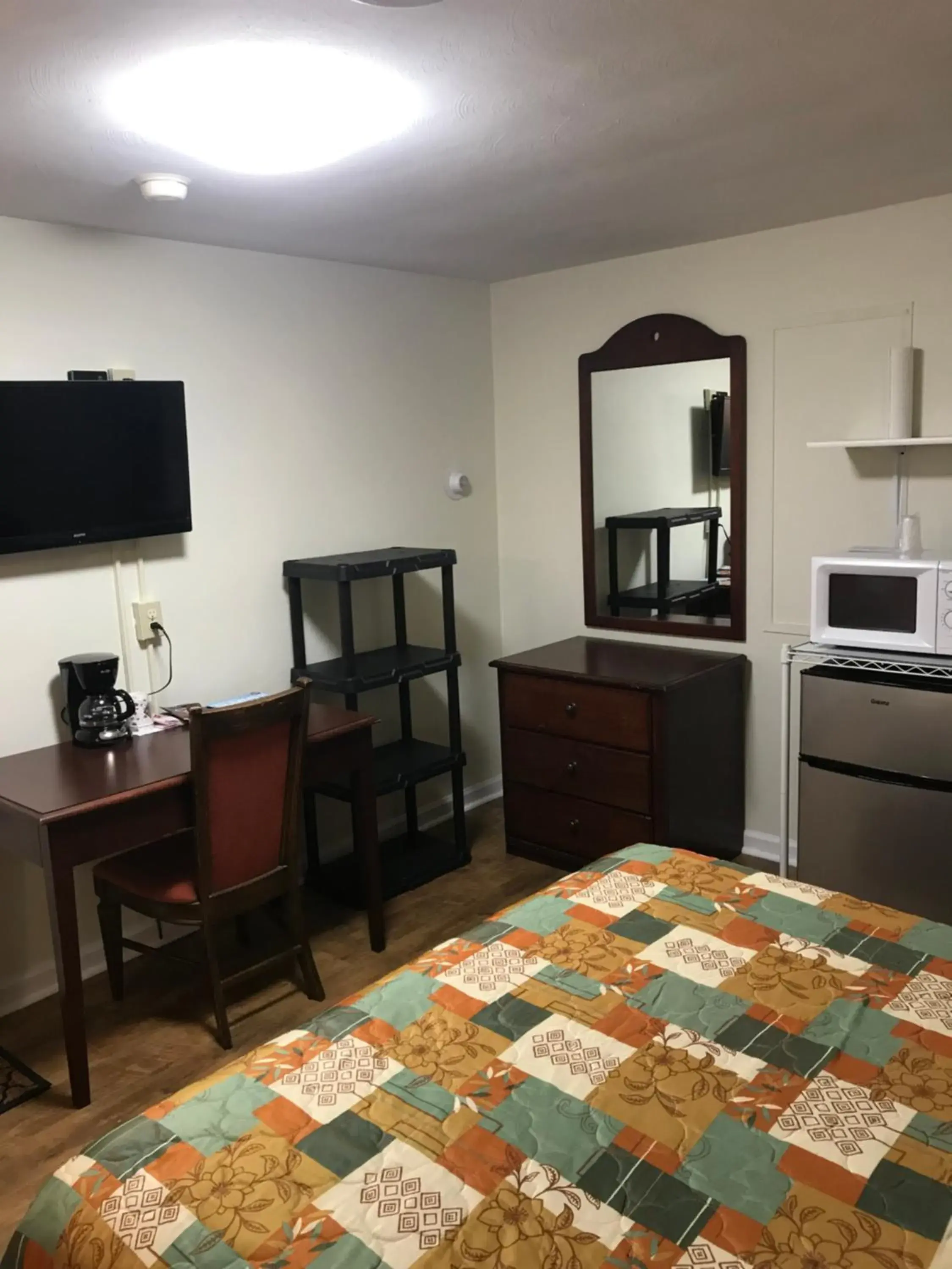 Deluxe Queen Room - single occupancy in Evergreen Motel Deluxe Queen Room - single occupancy in Evergreen Motel