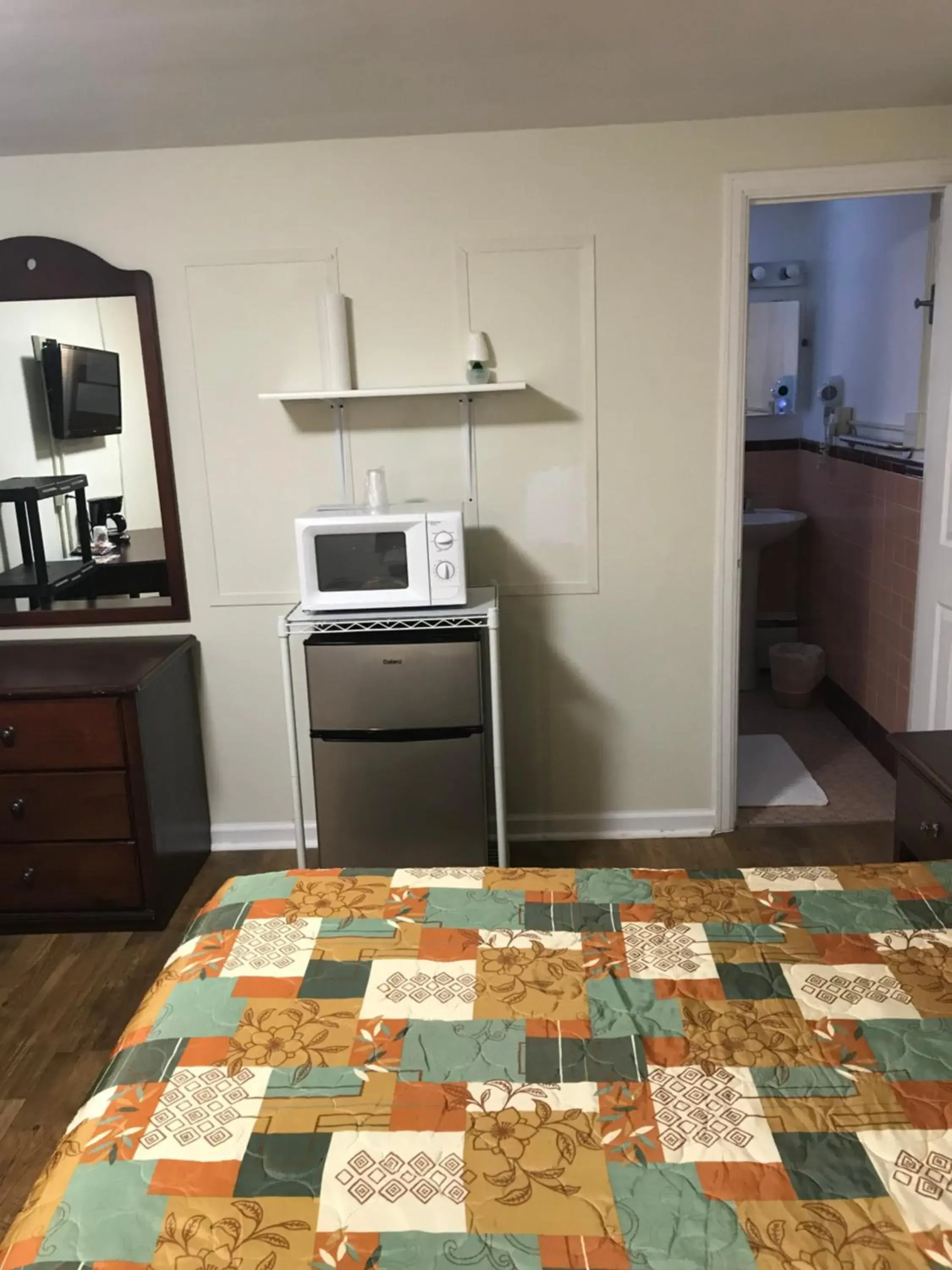 Budget Double Room - single occupancy in Evergreen Motel Budget Double Room - single occupancy in Evergreen Motel