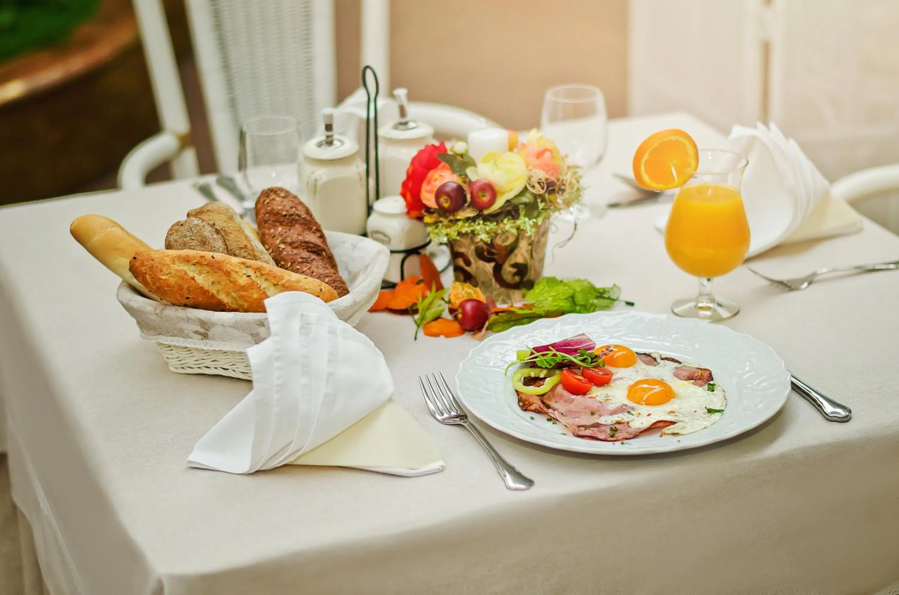 Restaurant/places to eat in Golden Royal Boutique Hotel & Spa