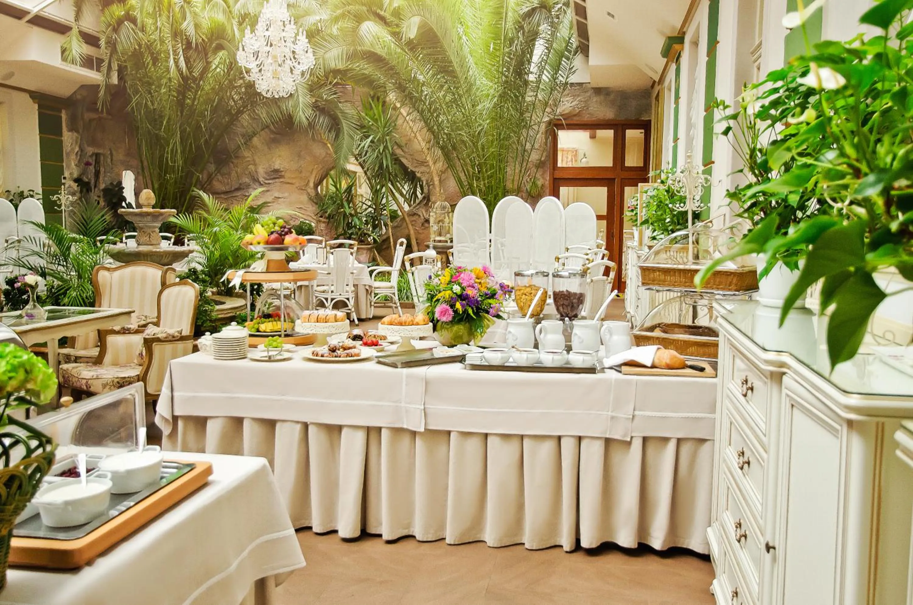 Restaurant/places to eat in Golden Royal Boutique Hotel & Spa