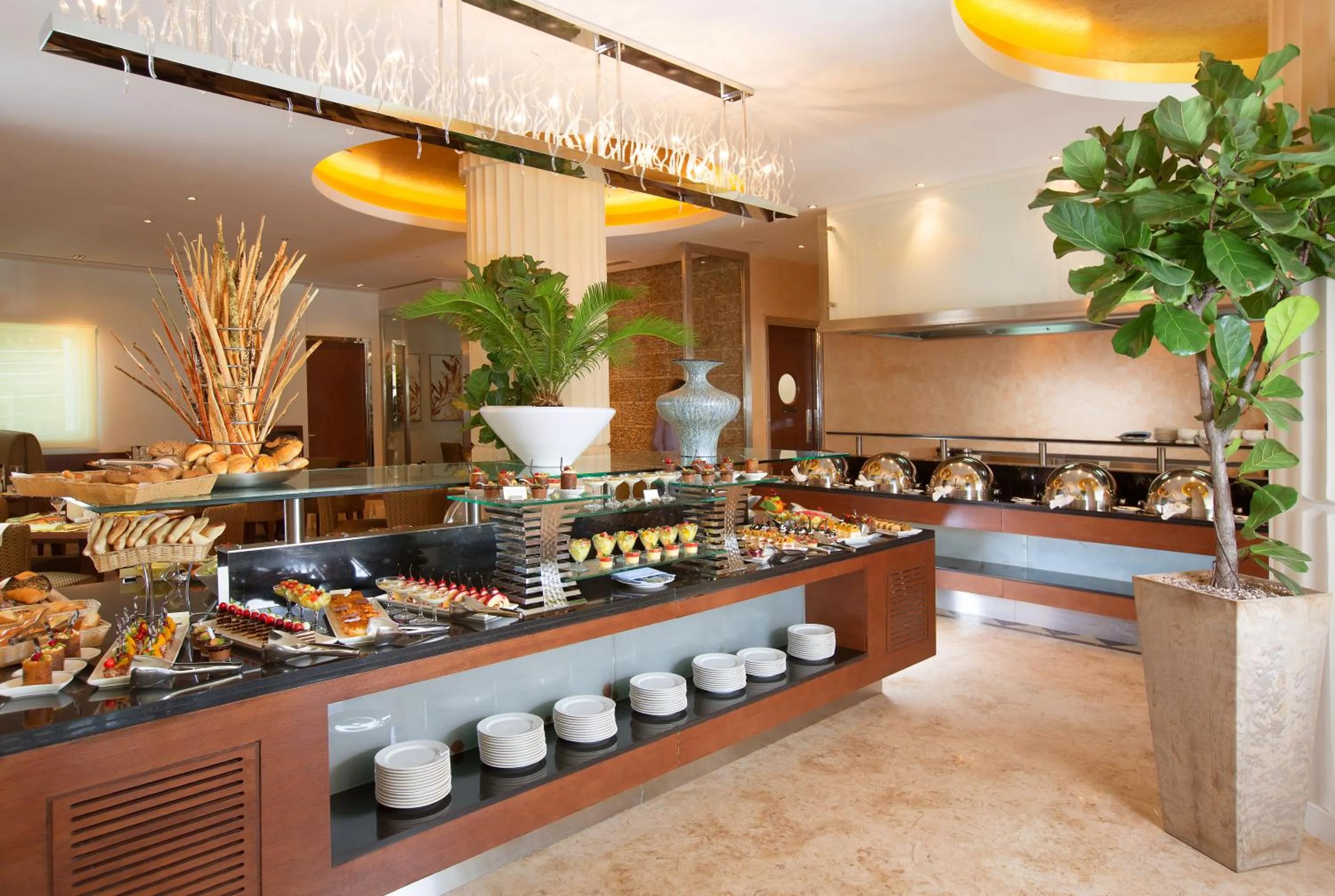 Restaurant/places to eat in Copthorne Hotel Baranan