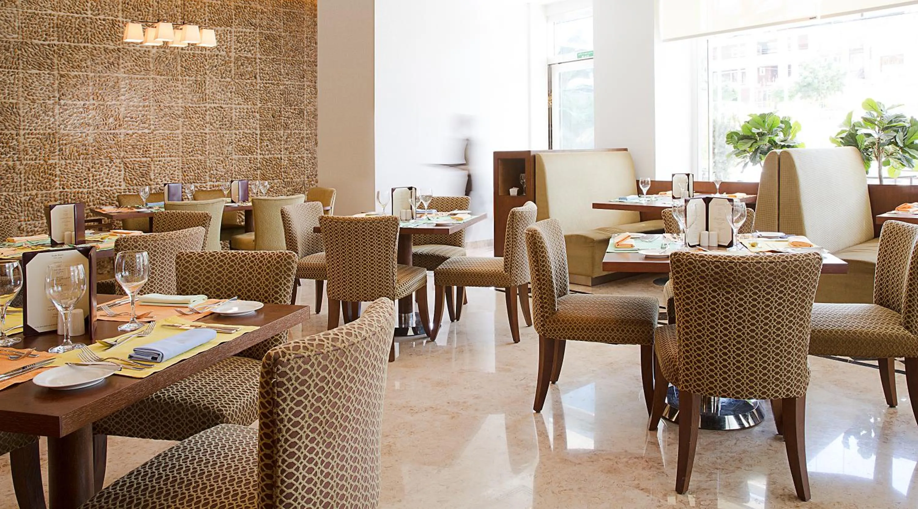 Restaurant/places to eat in Copthorne Hotel Baranan