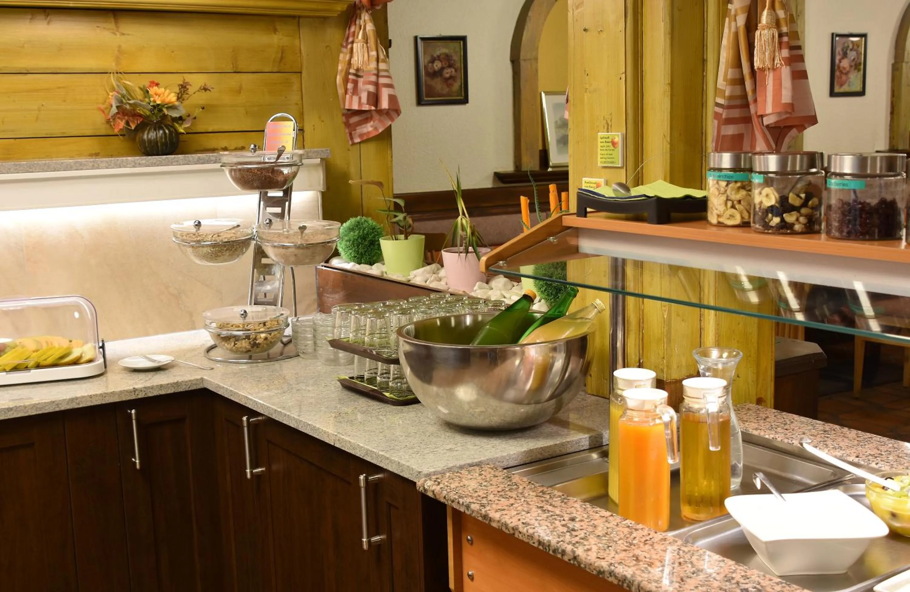 Buffet breakfast in Hotel Torwirt