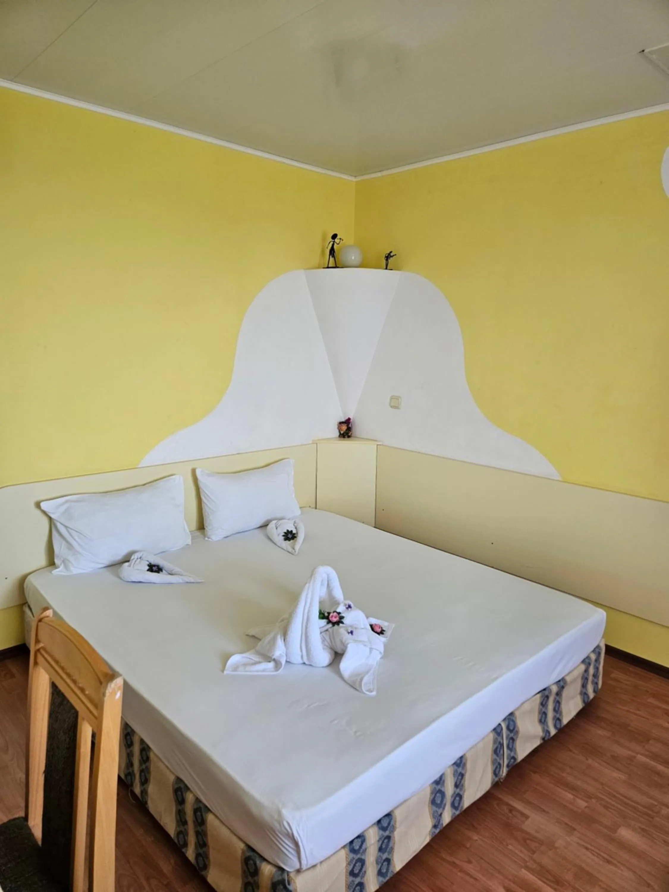 Bedroom, Bed in Paralax Hotel