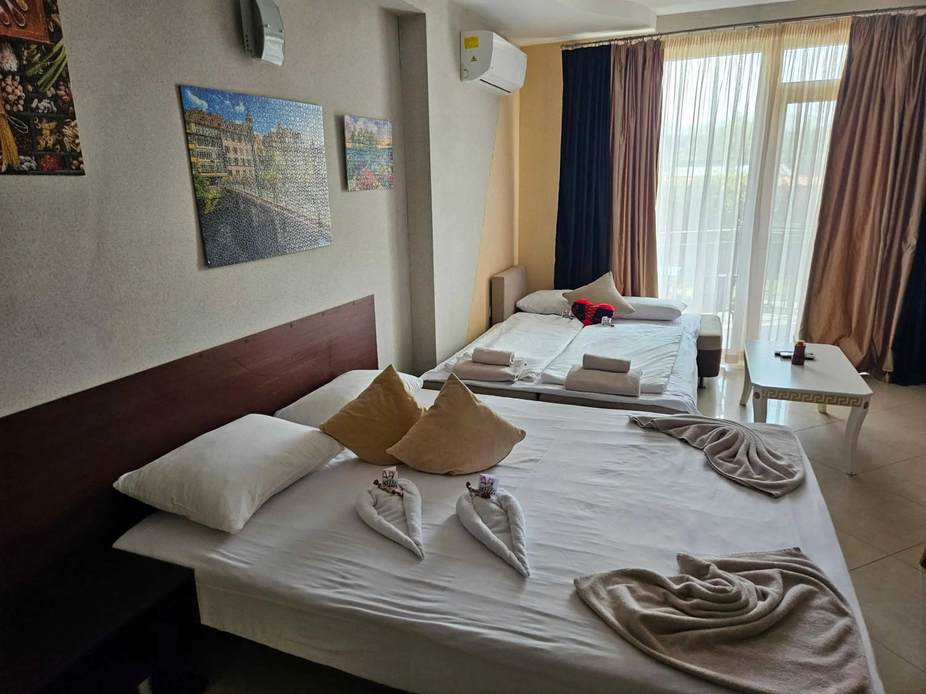 Bedroom, Bed in Paralax Hotel