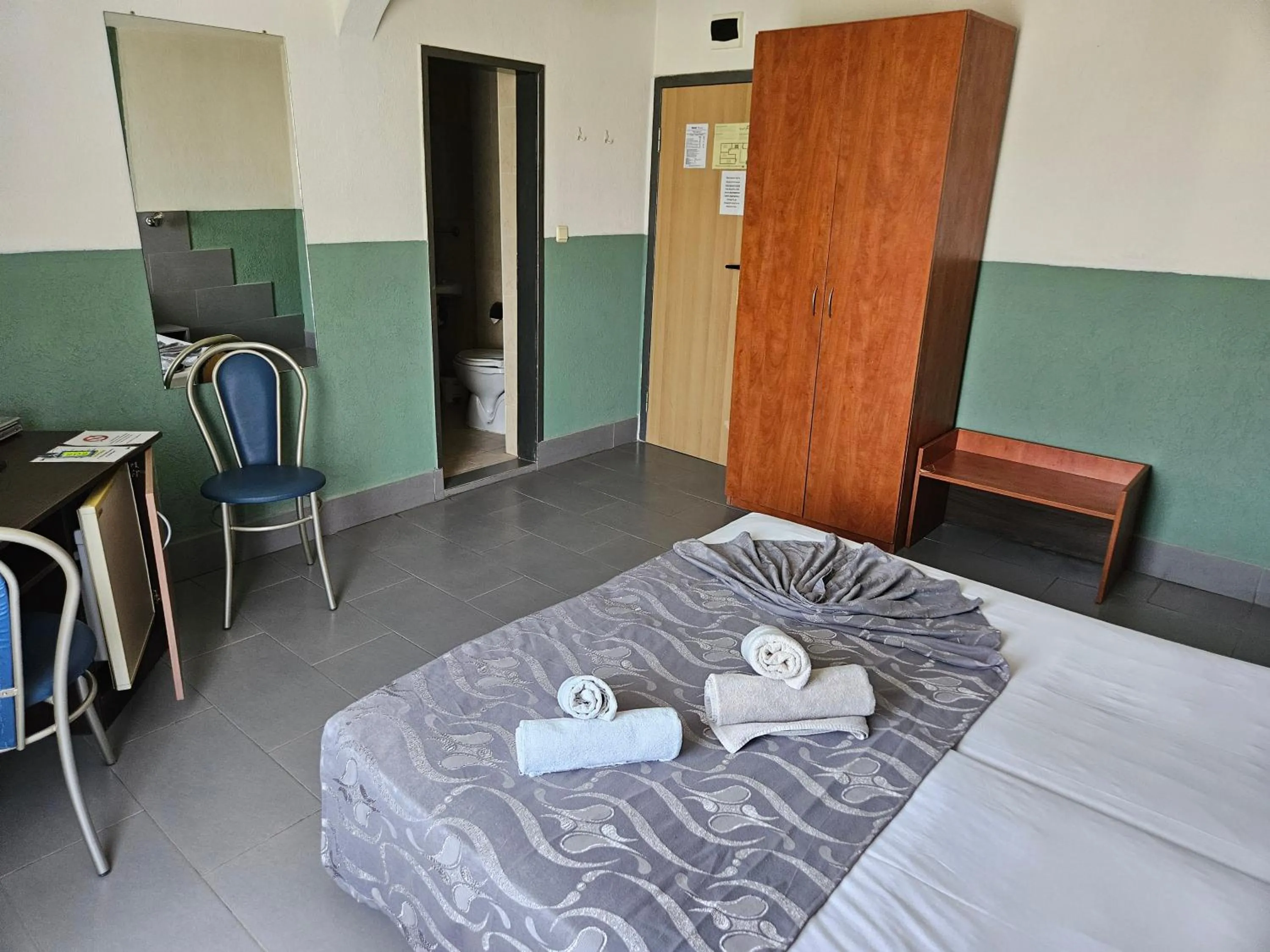 Bedroom, Bed in Paralax Hotel