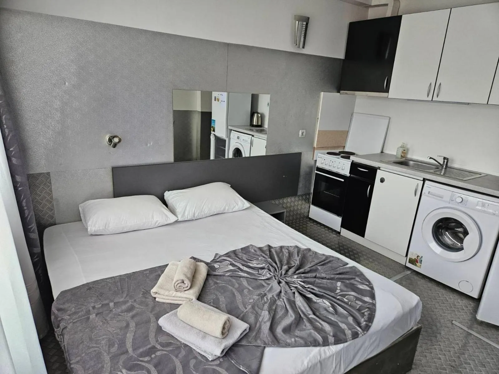 Kitchen or kitchenette, Bed in Paralax Hotel