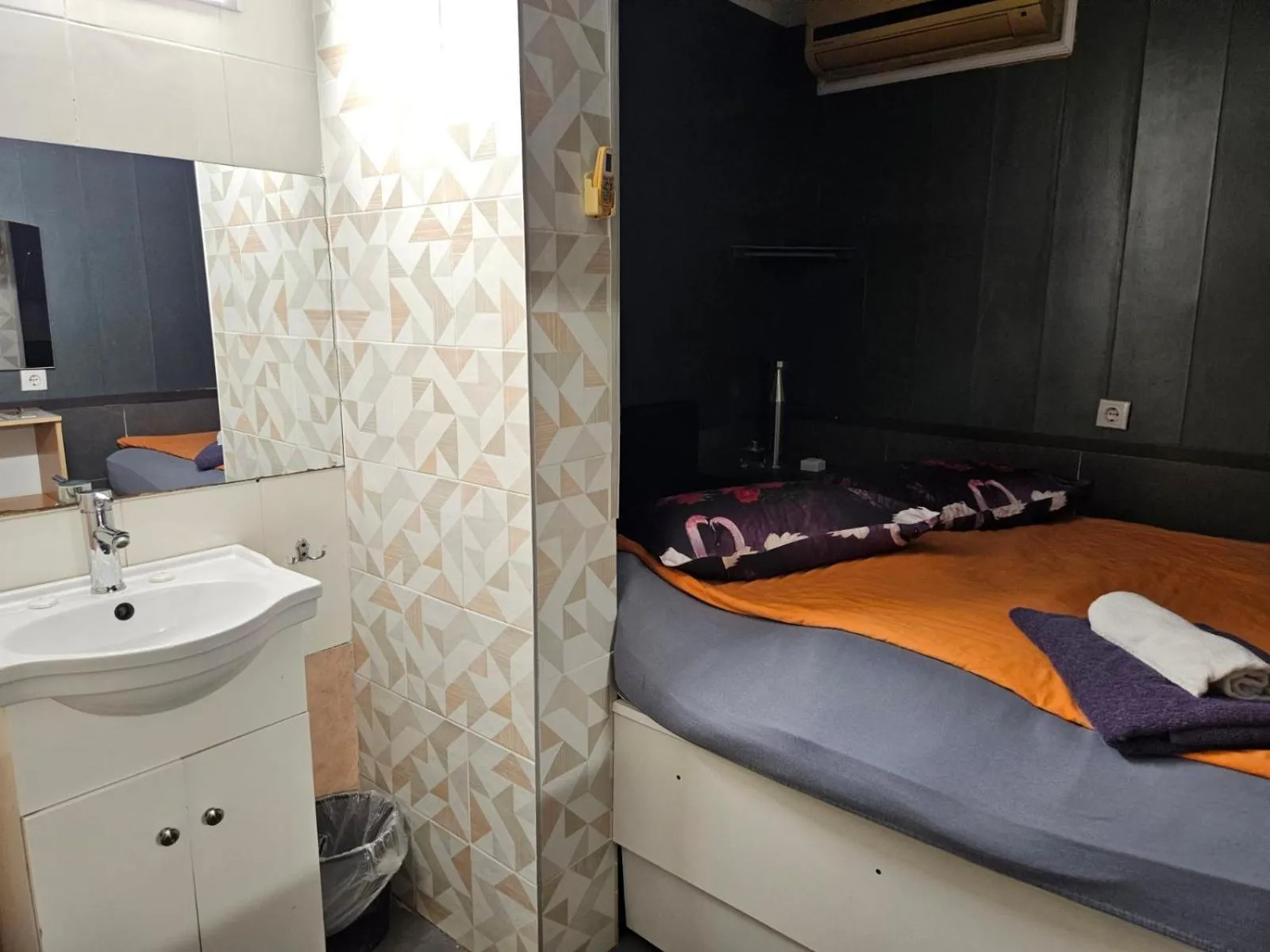 Bedroom, Bed in Paralax Hotel