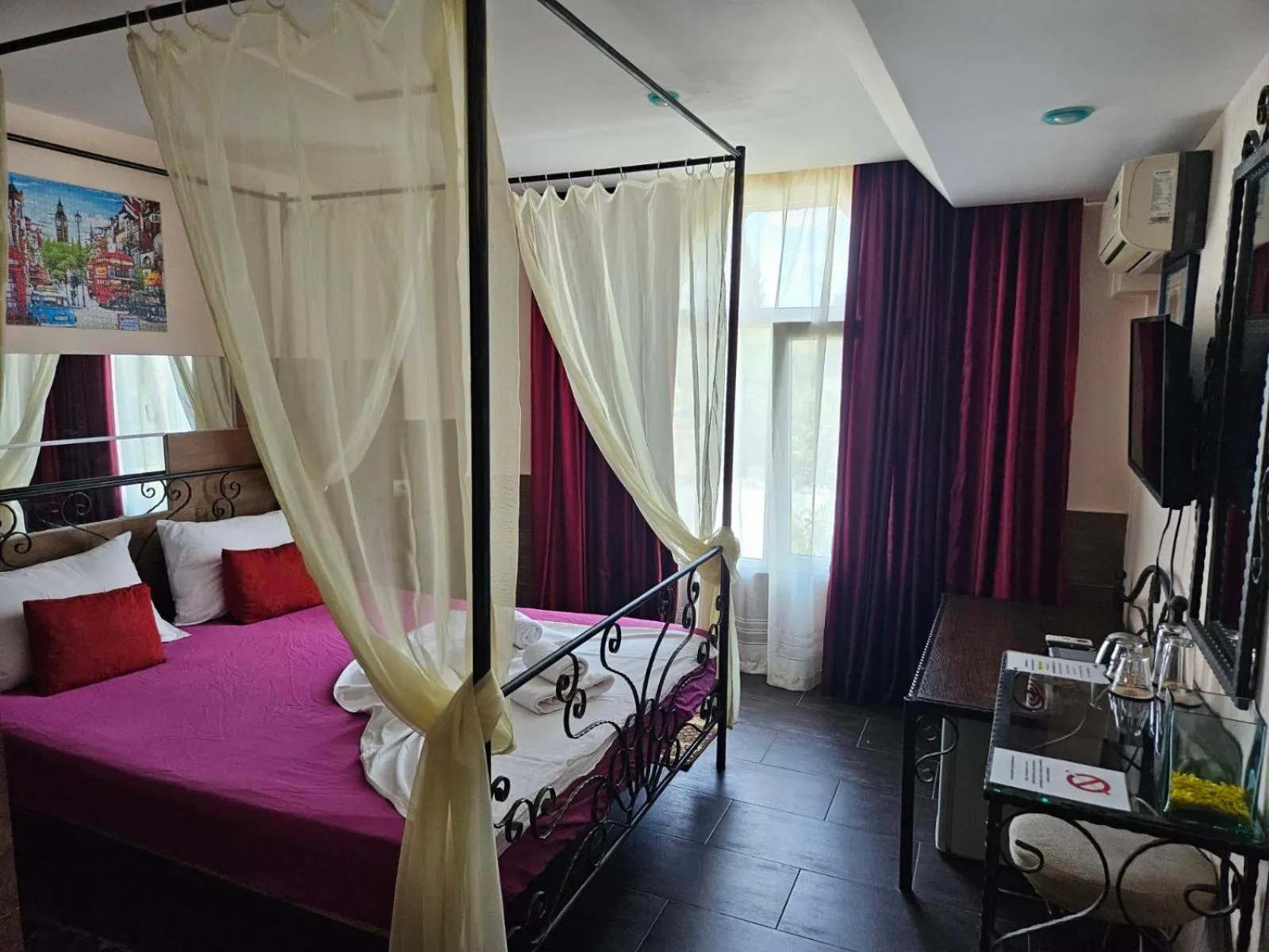 Bedroom, Bed in Paralax Hotel