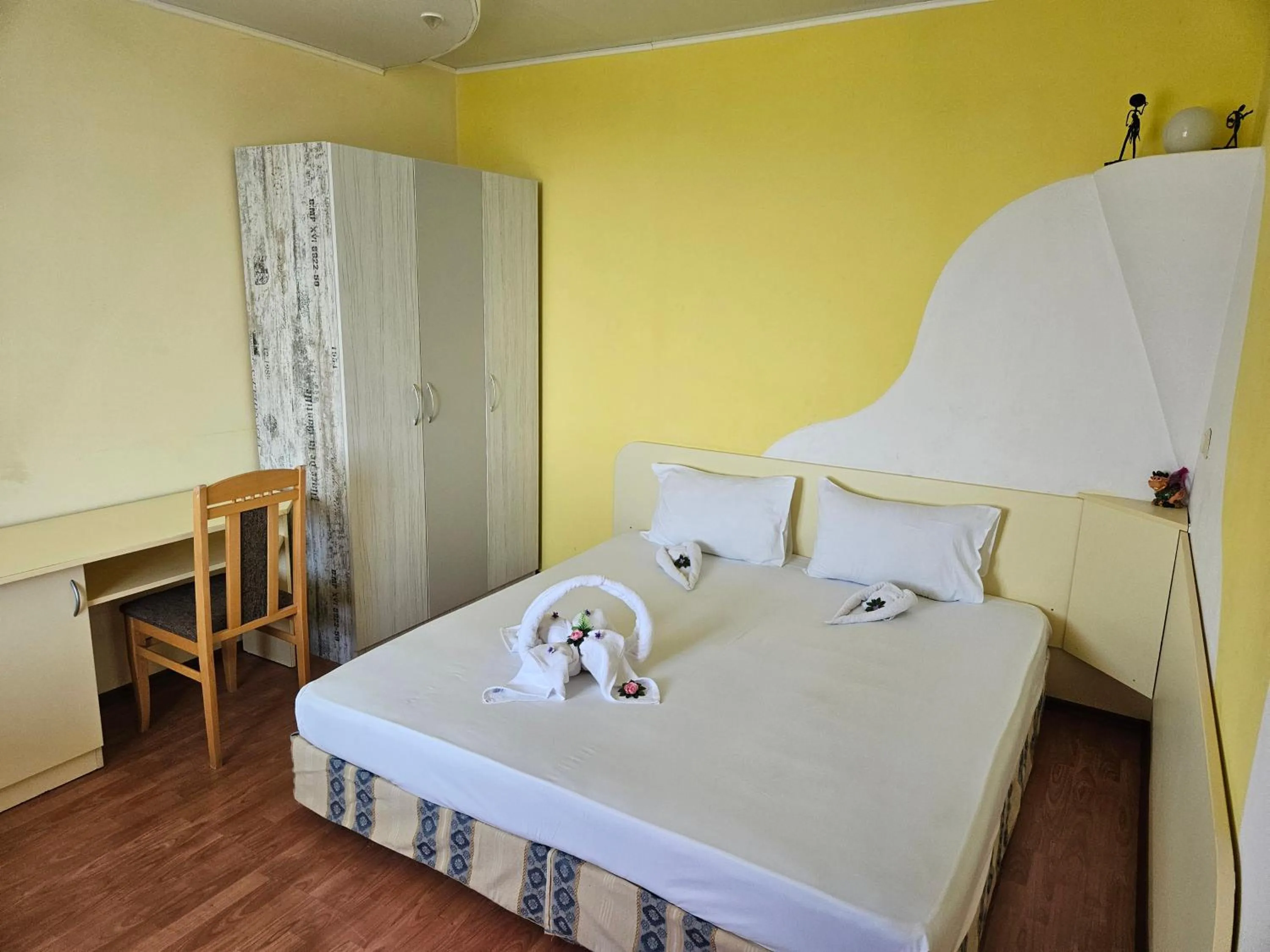 Bedroom, Bed in Paralax Hotel