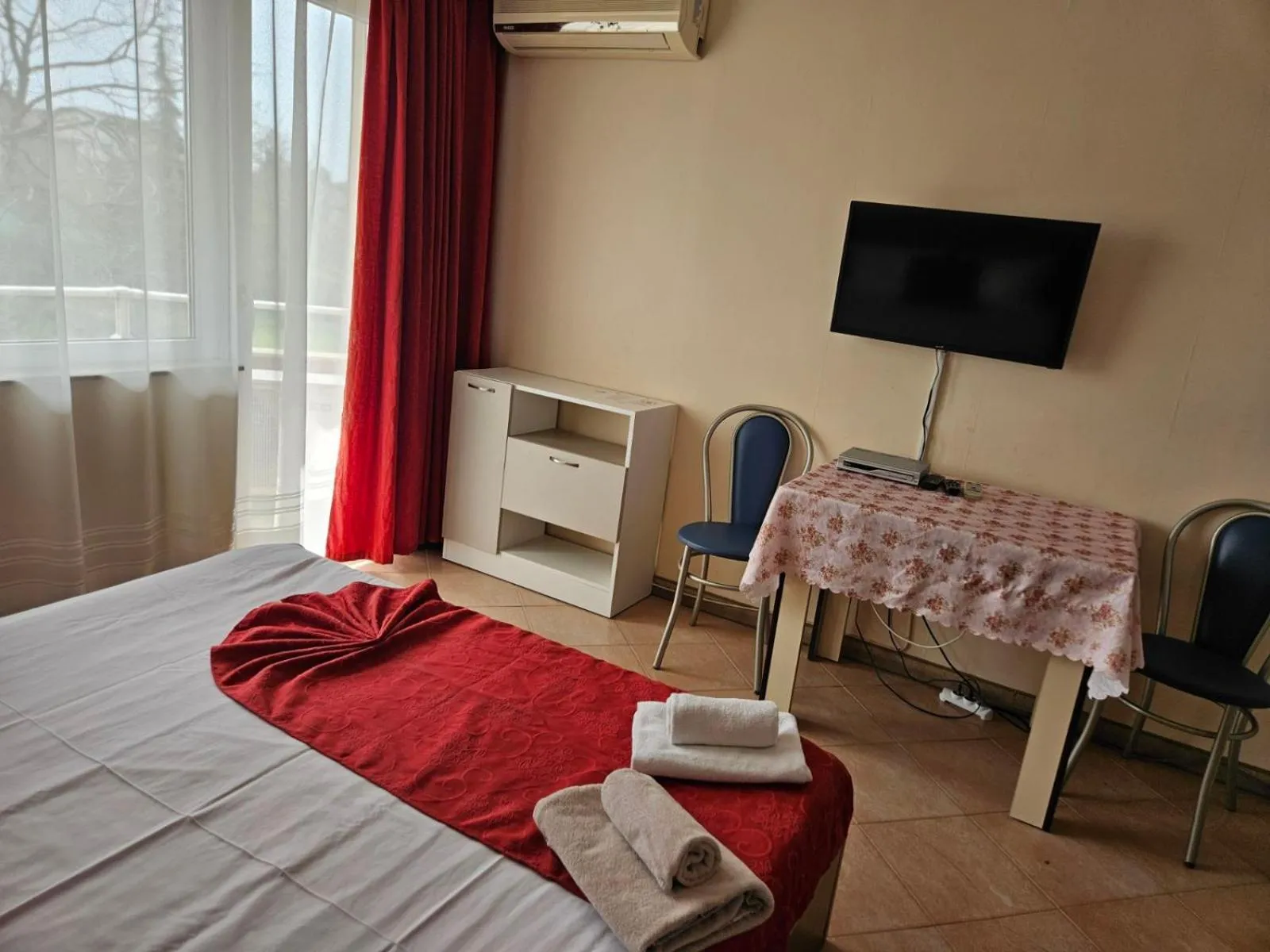 Seating area, Bed in Paralax Hotel