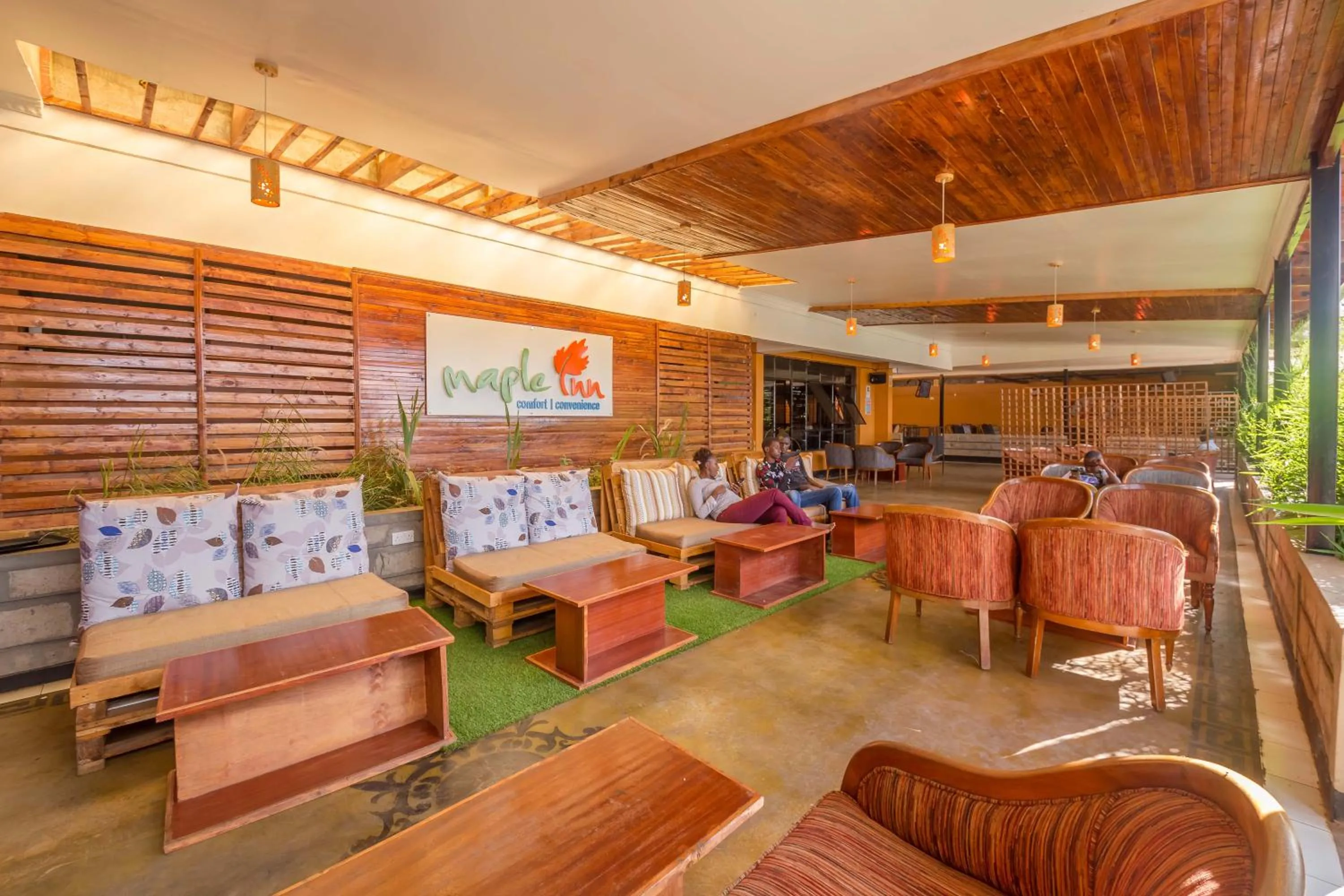 Restaurant/places to eat in Maple Inn Hotel